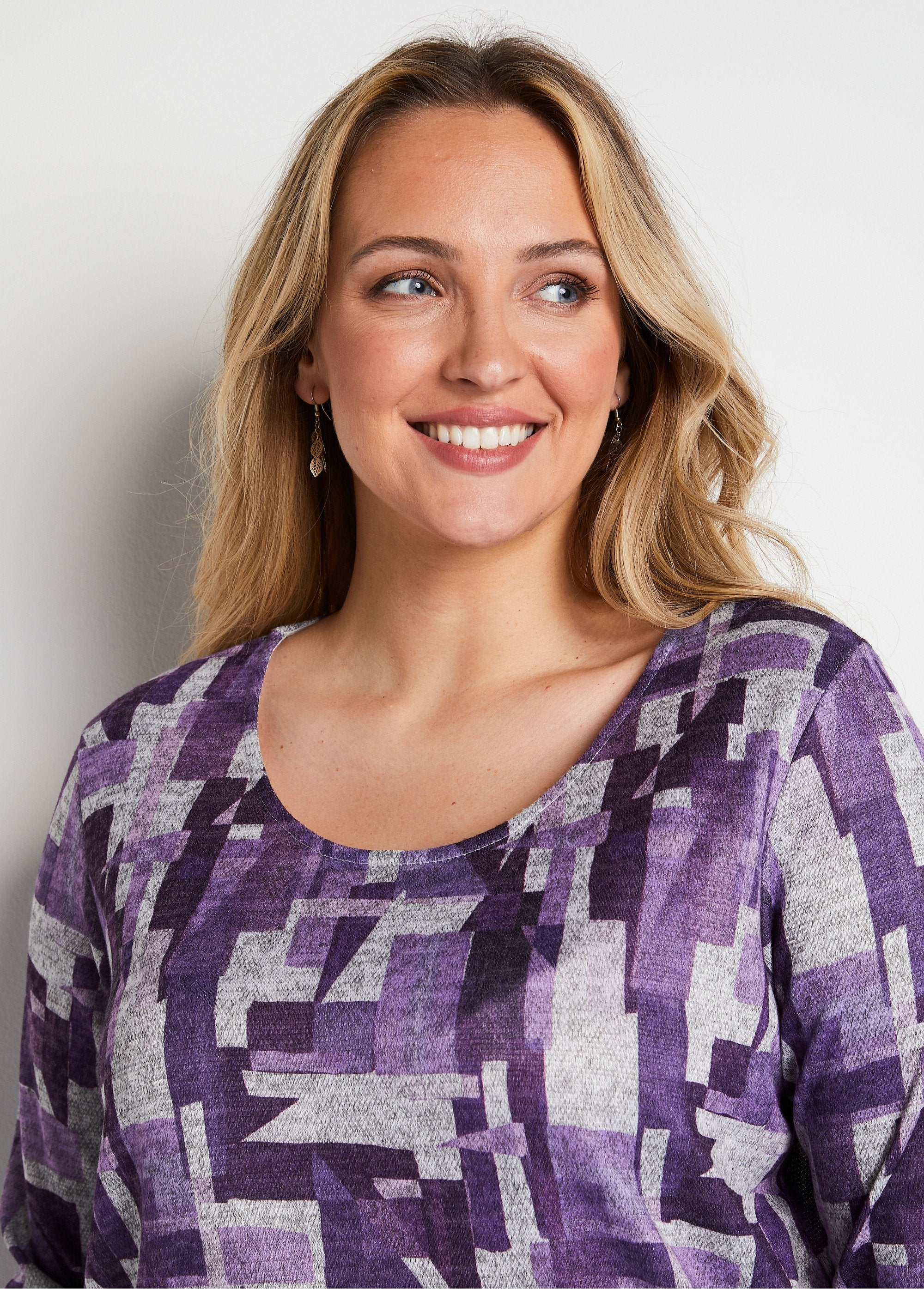 Maglietta_grafica_dritta_Stampa_ribes_nero_DE1_curvy