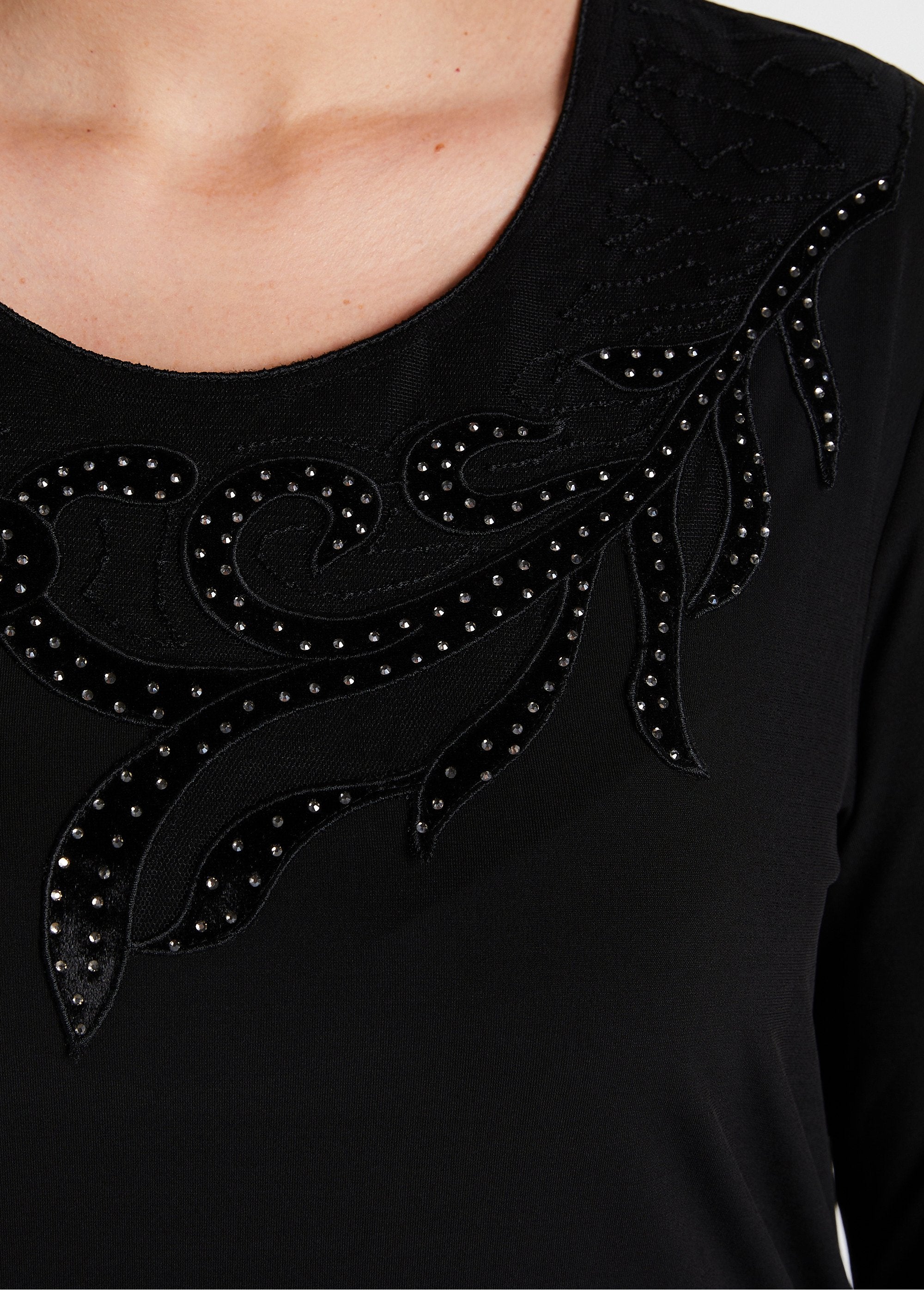 T-shirt_girocollo_a_rete_con_strass_ricamati_Noir_DE2_curvy