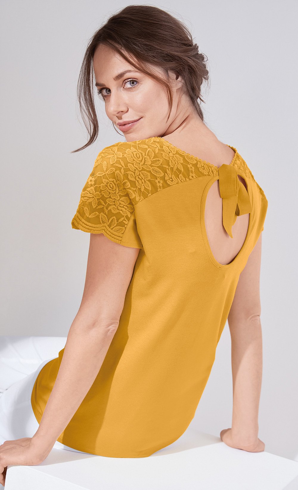 Maglietta_con_scollo_a_V_e_cravatta_in_pizzo_e_nastro_Miel_DO1_slim