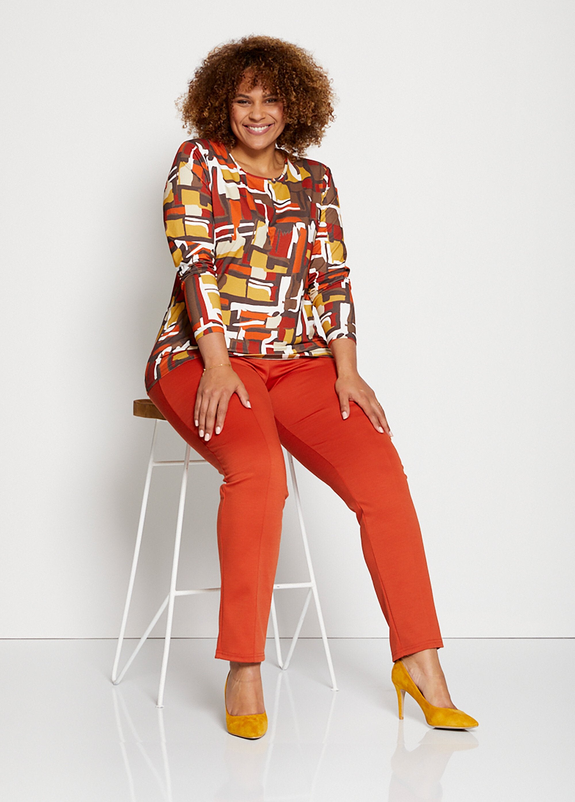 T-shirt_in_maglia_morbida_con_stampa_geometrica_Marrone_e_miele_SF1_curvy