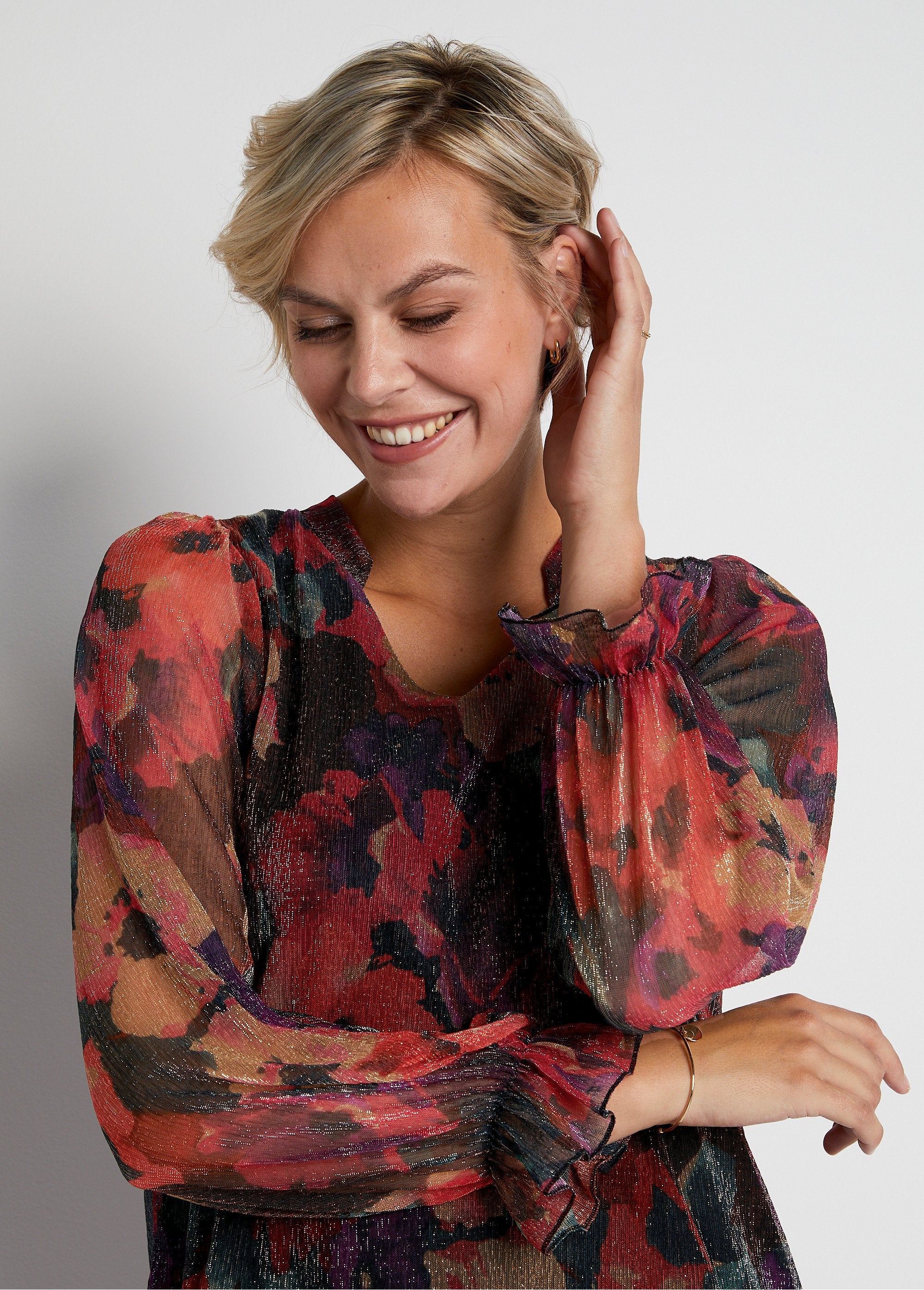 Maglietta_in_rete_plissettata_con_stampa_floreale_Stampa_rossa_DE2_slim