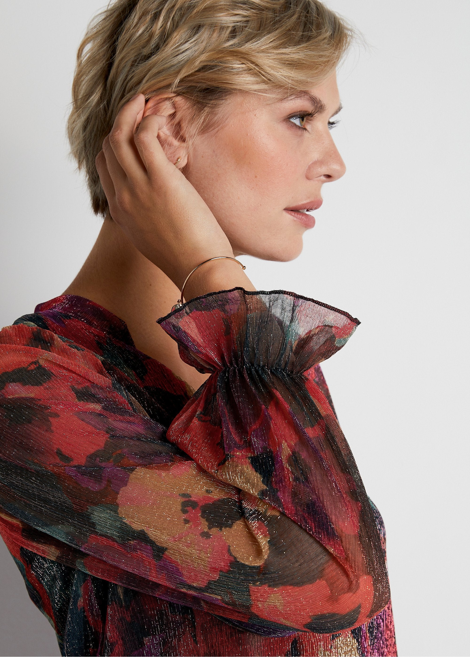 Maglietta_in_rete_plissettata_con_stampa_floreale_Stampa_rossa_DE3_slim