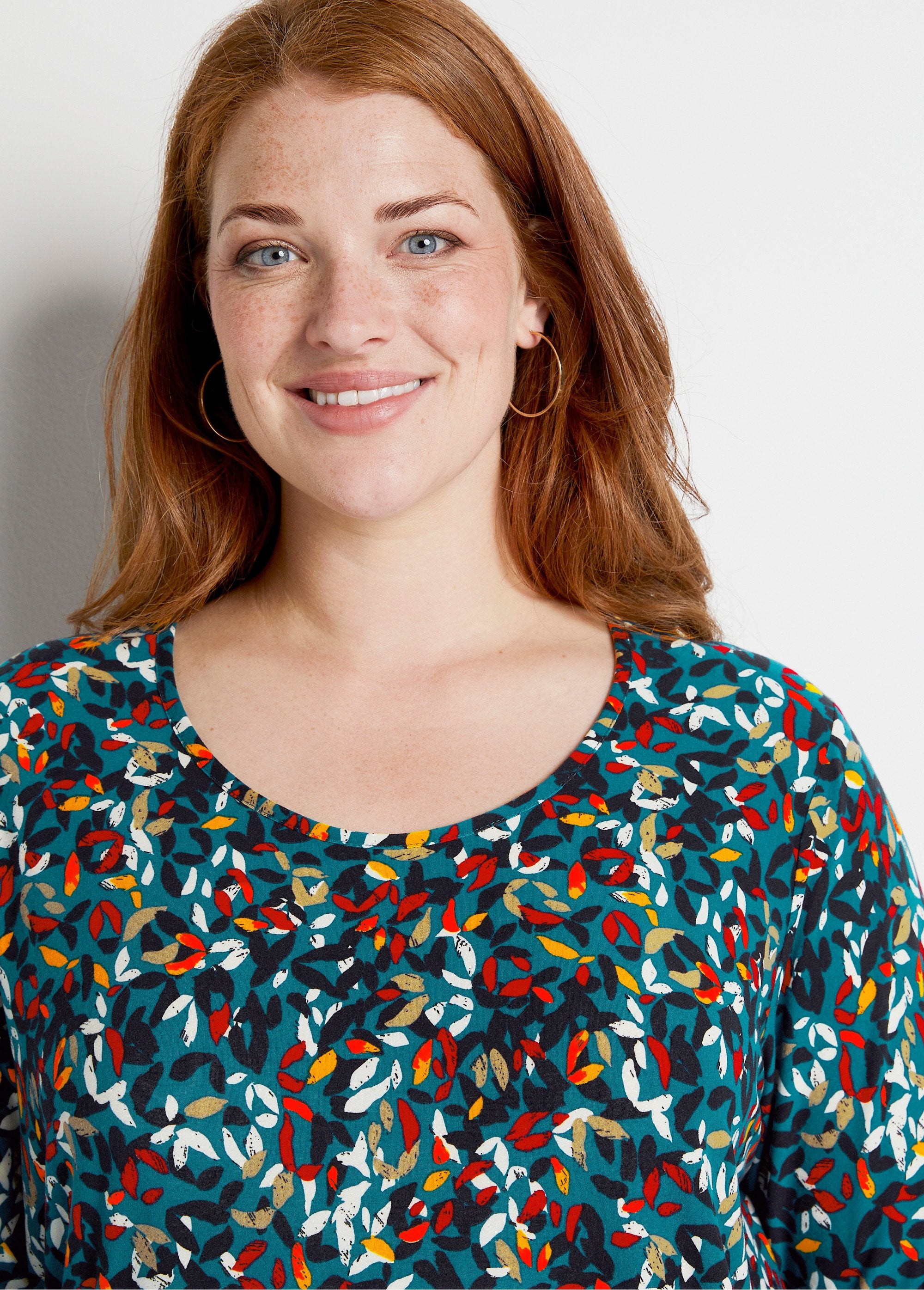 T-shirt_corta,_scollo_rotondo,_maniche_a_3/4,_stampata_Sfondo_di_anatra_DE1_curvy