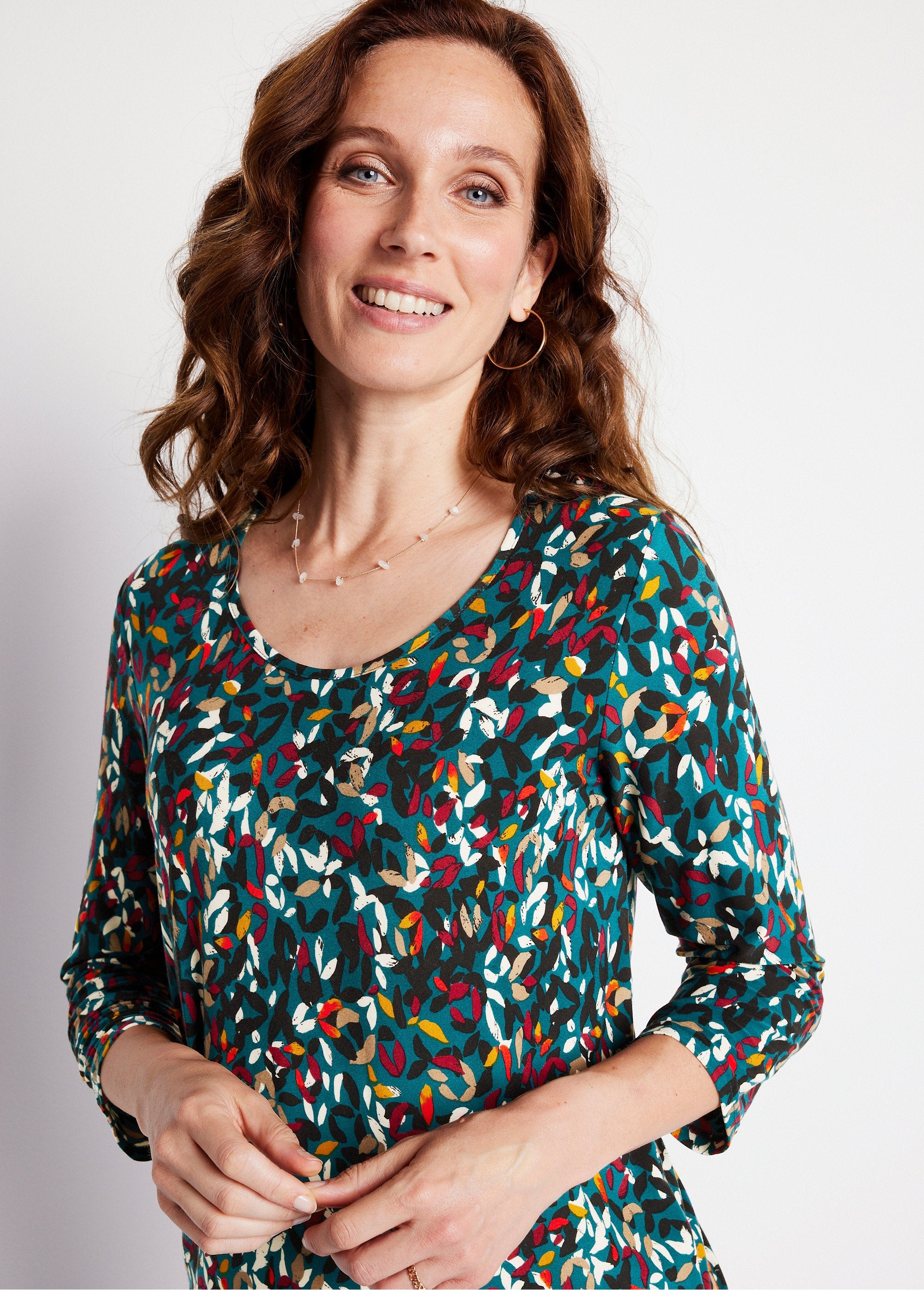 T-shirt_corta,_scollo_rotondo,_maniche_a_3/4,_stampata_Sfondo_di_anatra_DE1_slim