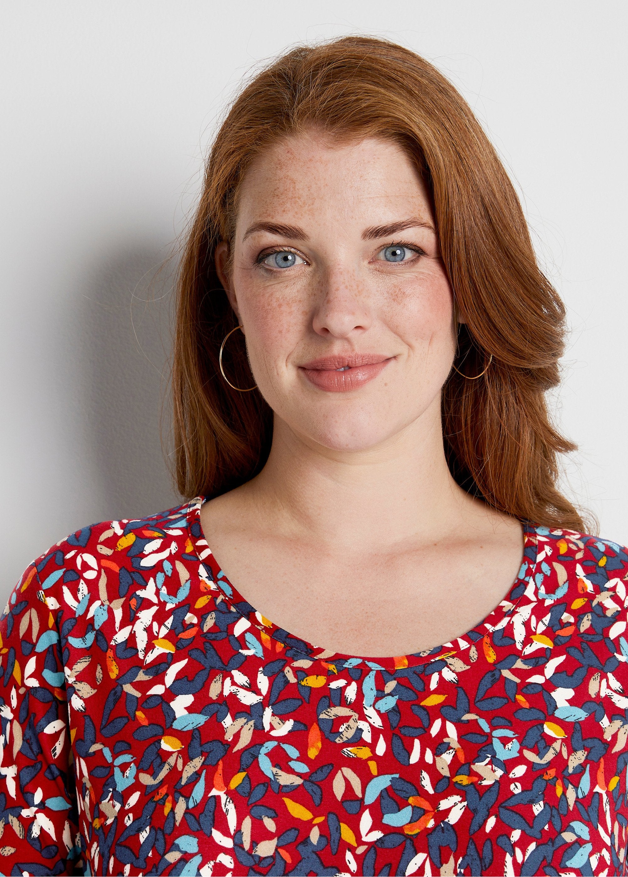 T-shirt_corta,_scollo_rotondo,_maniche_a_3/4,_stampata_Sfondo_Borgogna_DE1_curvy