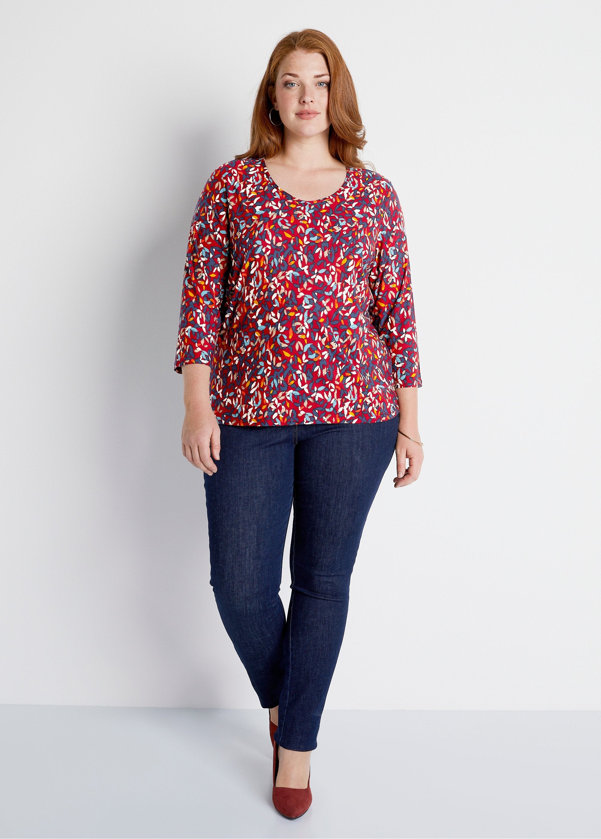 T-shirt_corta,_scollo_rotondo,_maniche_a_3/4,_stampata_Sfondo_Borgogna_SF1_curvy