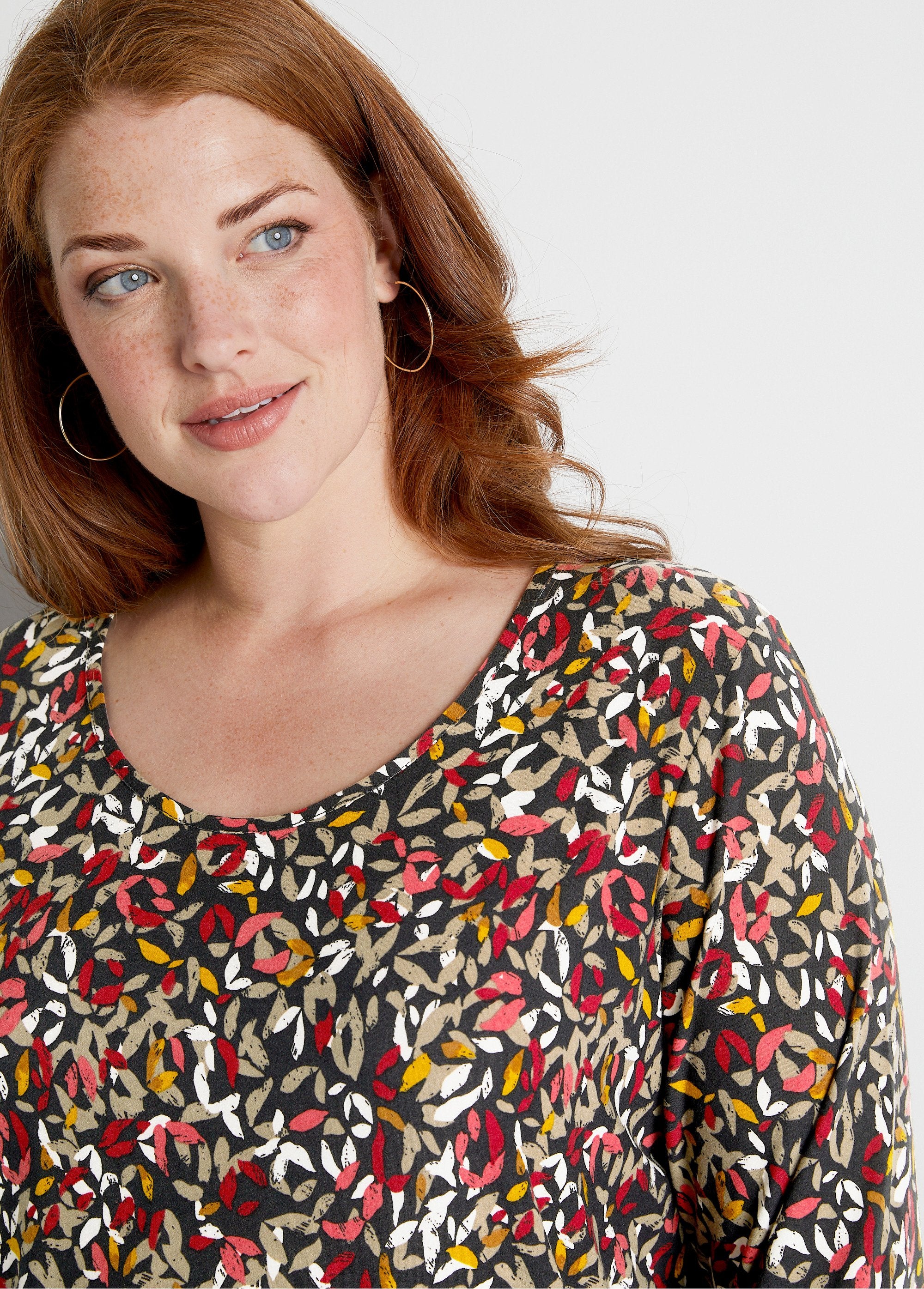 T-shirt_corta,_scollo_rotondo,_maniche_a_3/4,_stampata_Sfondo_nero_DE1_curvy