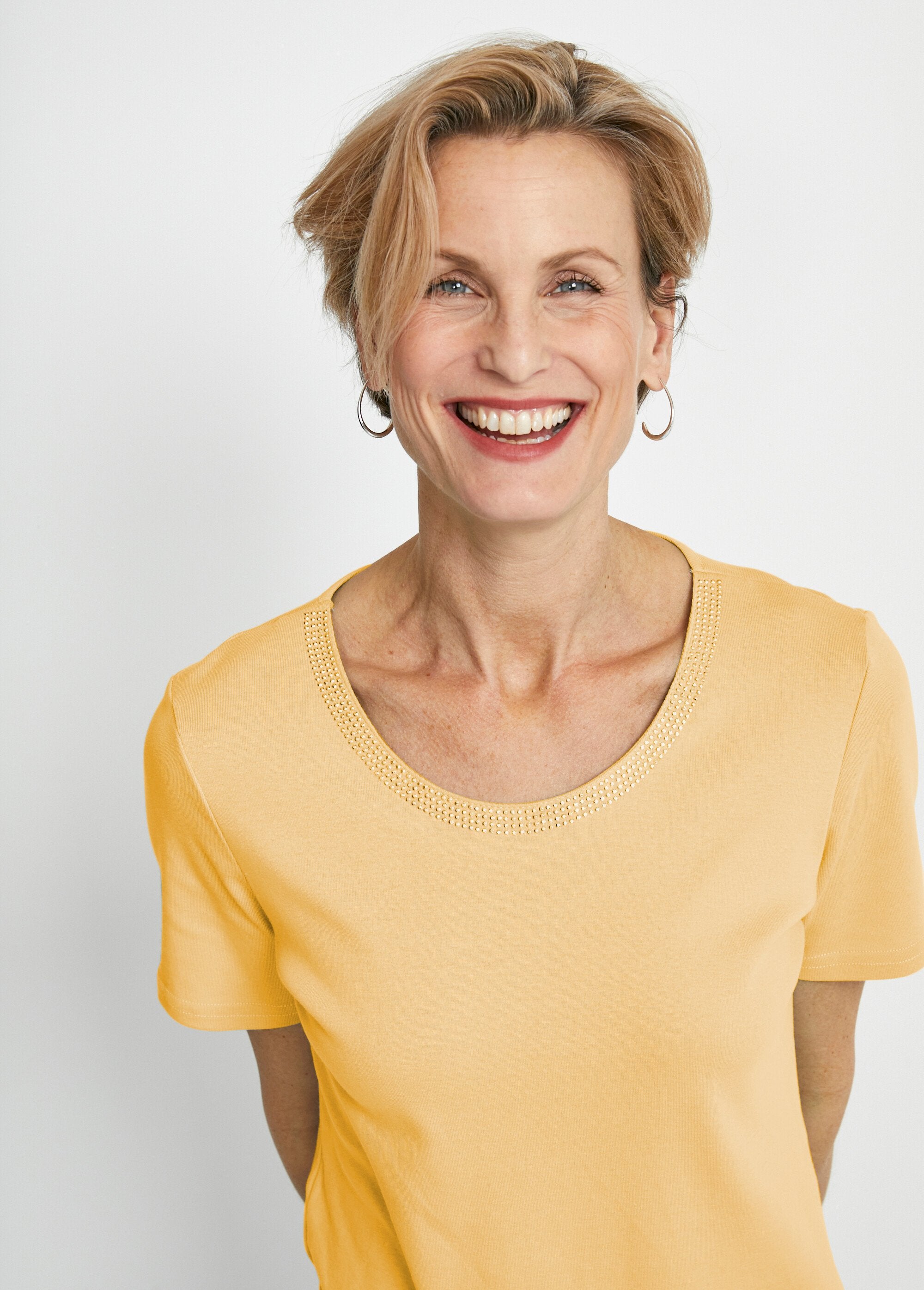 T-shirt_a_maniche_corte_con_borchie_Jaune_DE1_slim
