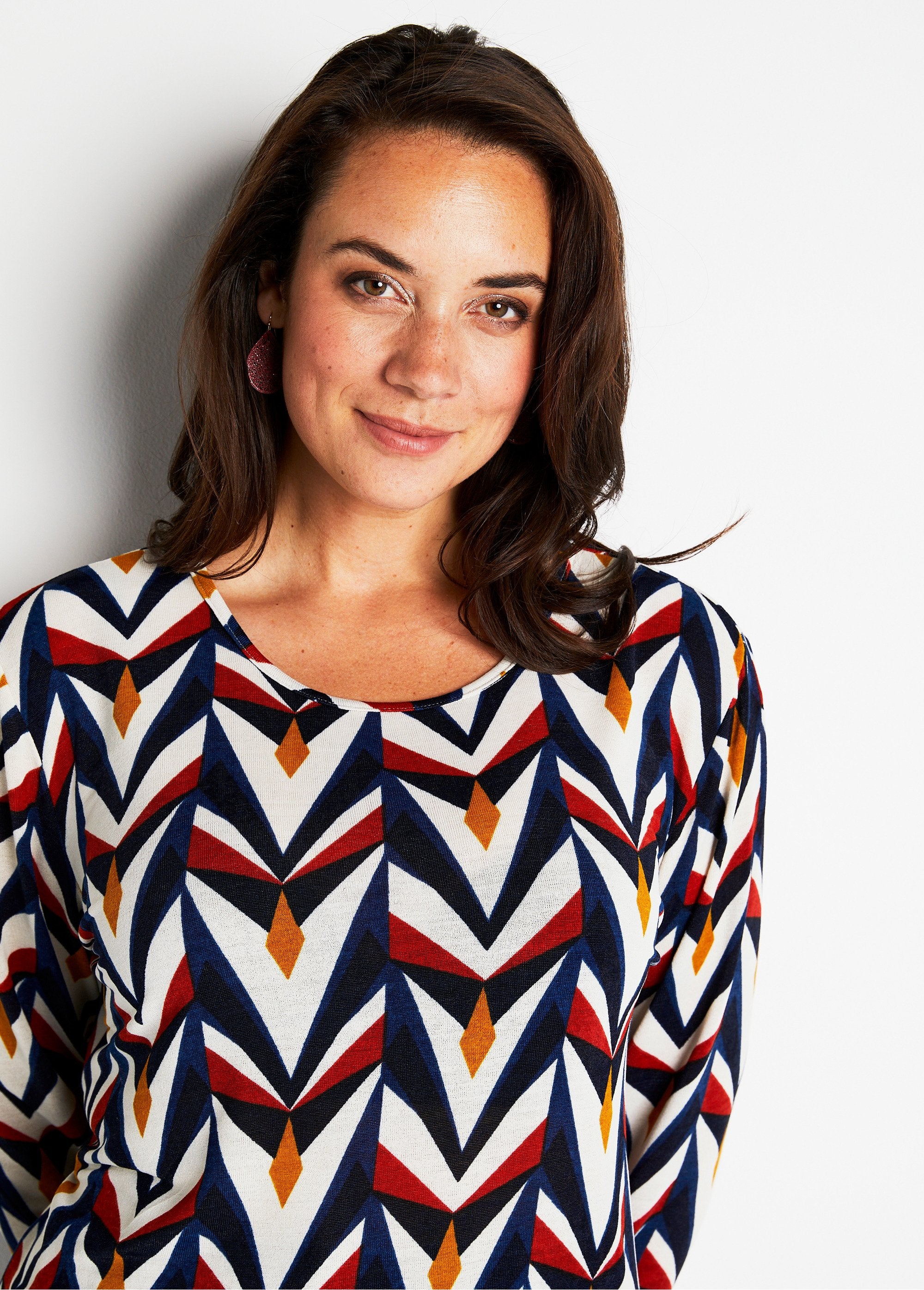 T-shirt_stampata_a_maniche_lunghe,_dritta_Ecru_e_blu_marino_DE1_curvy