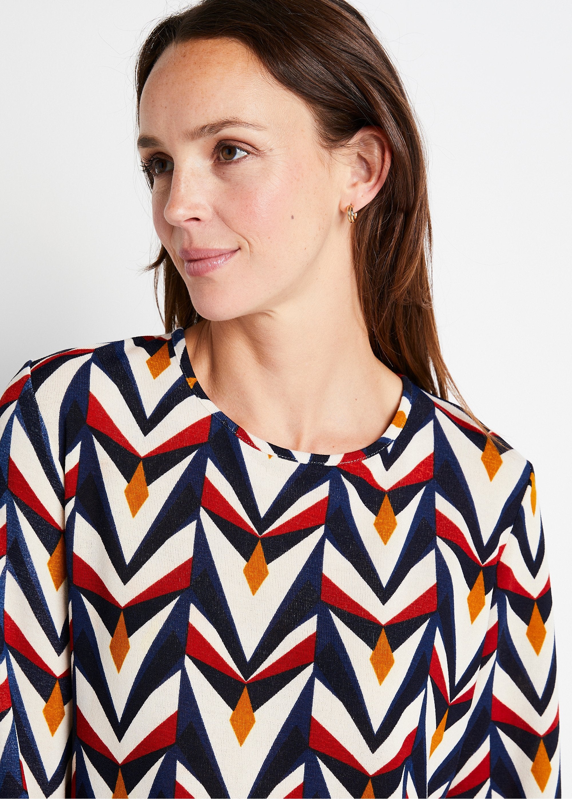 T-shirt_stampata_a_maniche_lunghe,_dritta_Ecru_e_blu_marino_DE1_slim