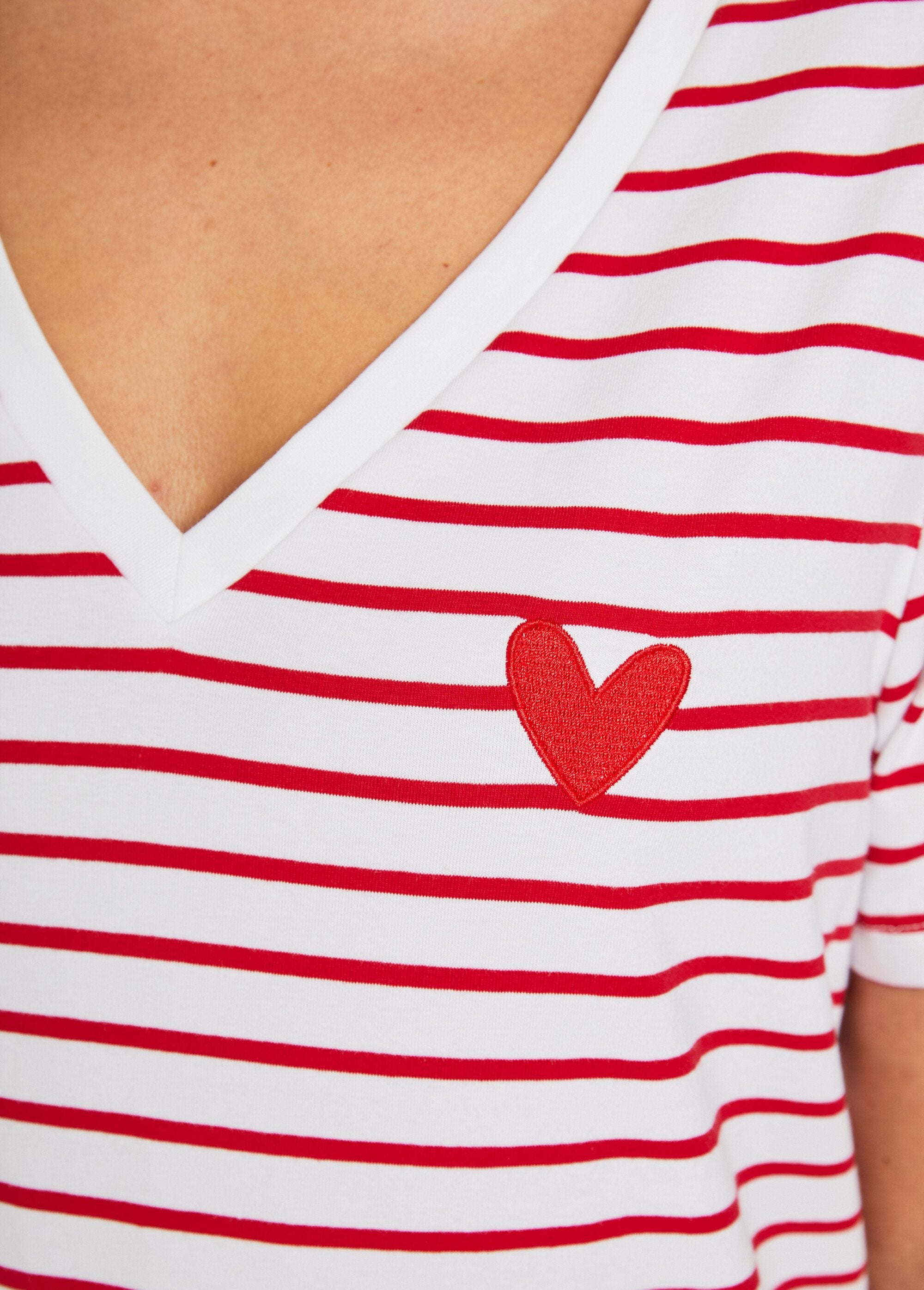 T-shirt_a_righe_con_scollo_a_V_e_ricamo_a_cuore_Raye_rouge_DE2_slim