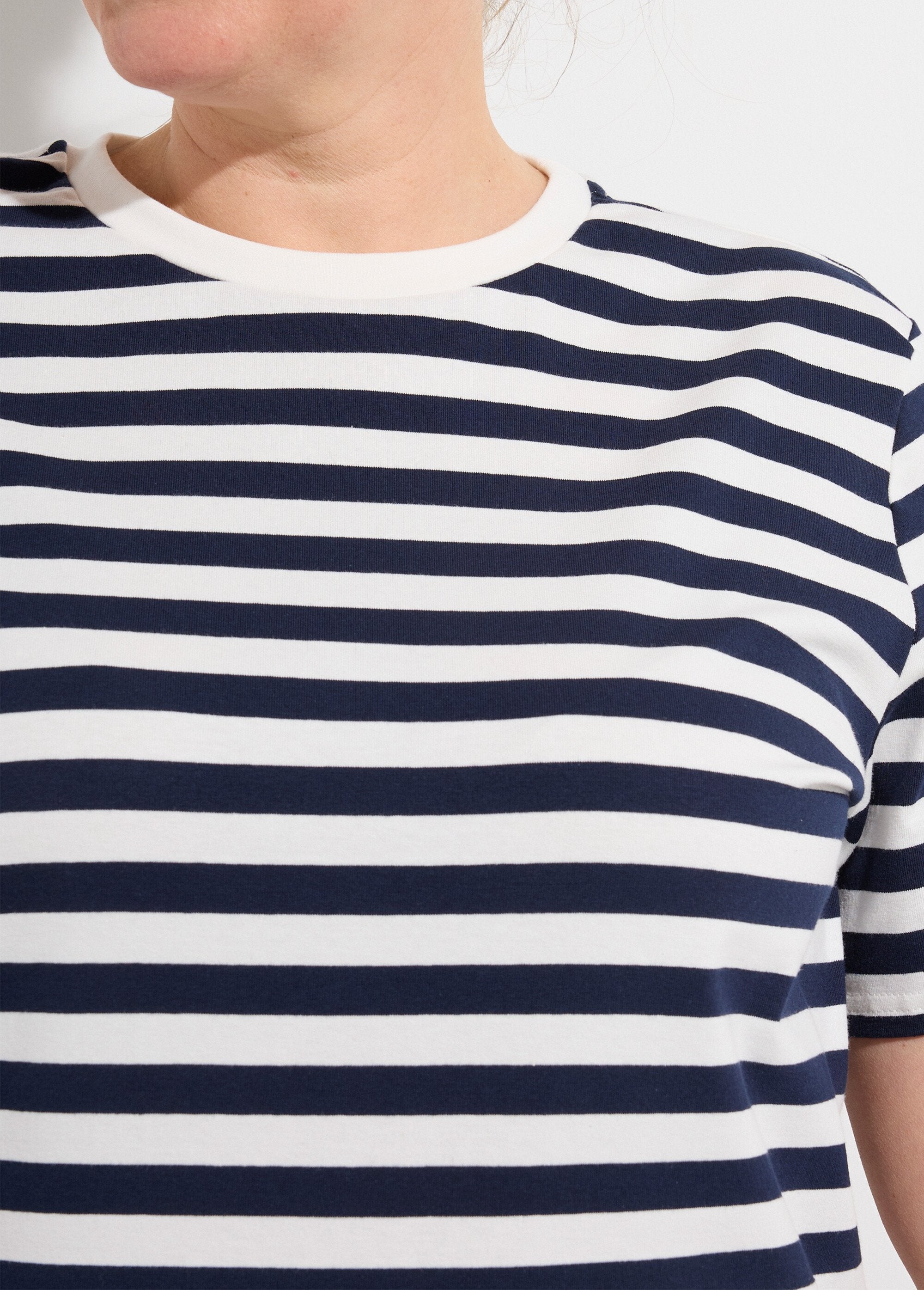 T-shirt_in_jersey_a_righe_in_stile_marinaro_Raye_marine_DE1_curvy