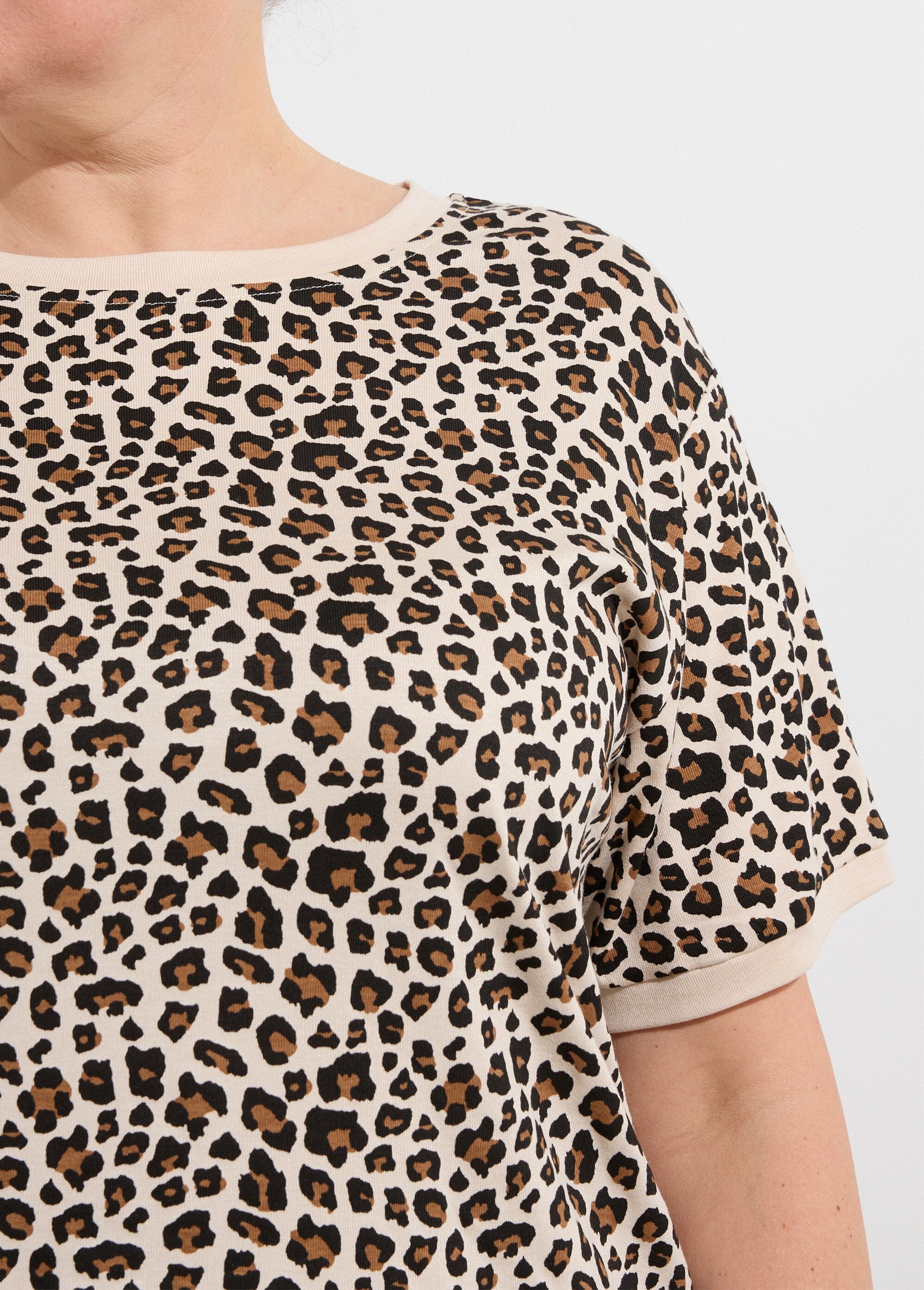 T-shirt_a_maniche_corte_con_stampa_leopardo_Leopard_DE1_curvy