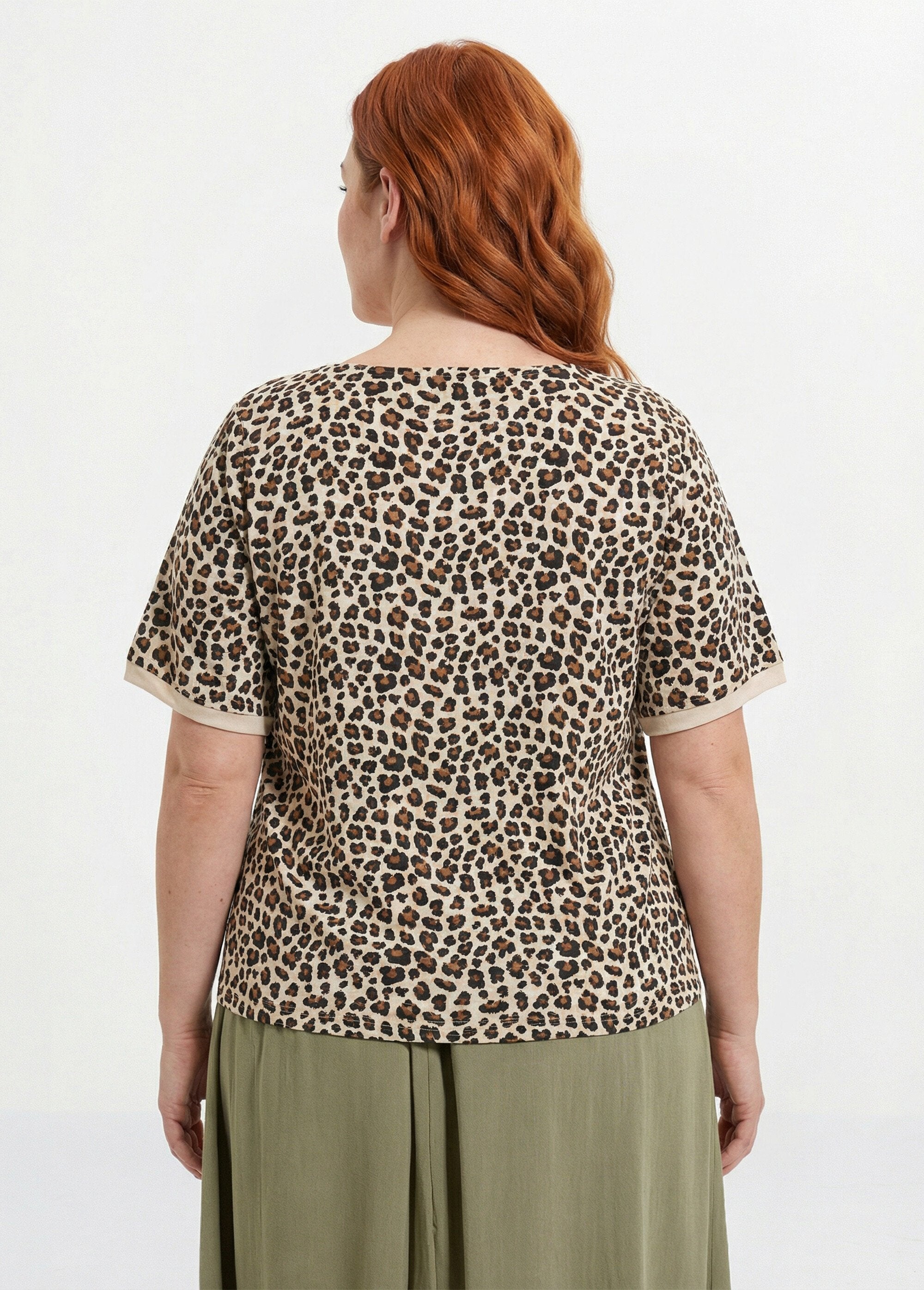 T-shirt_a_maniche_corte_con_stampa_leopardo_Leopard_DO1_curvy