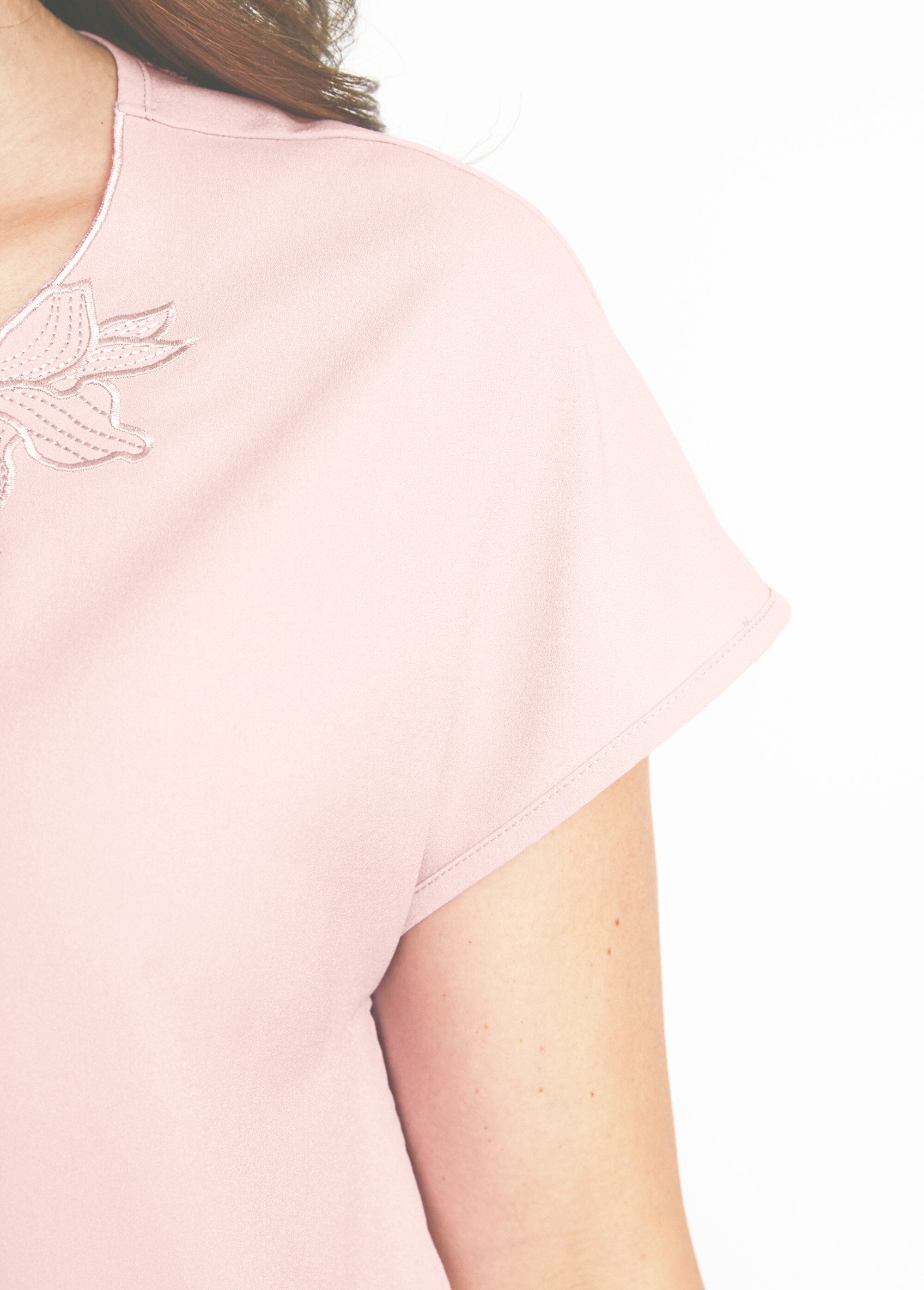 Top_a_maniche_lunghe_con_ricamo_sullo_scollo_rotondo_Rose_the_DE2_slim