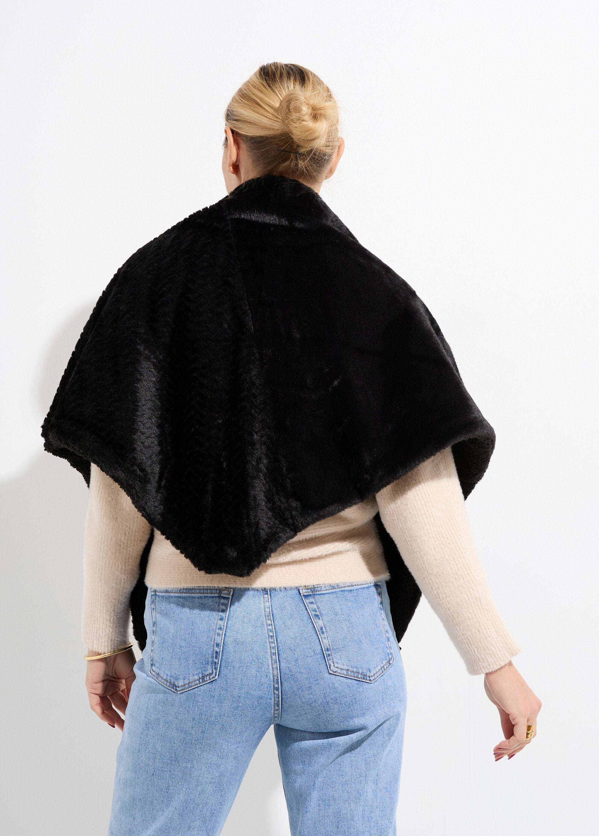 Girocollo_con_bottoni_in_pelliccia_sintetica_Noir_DO1_slim