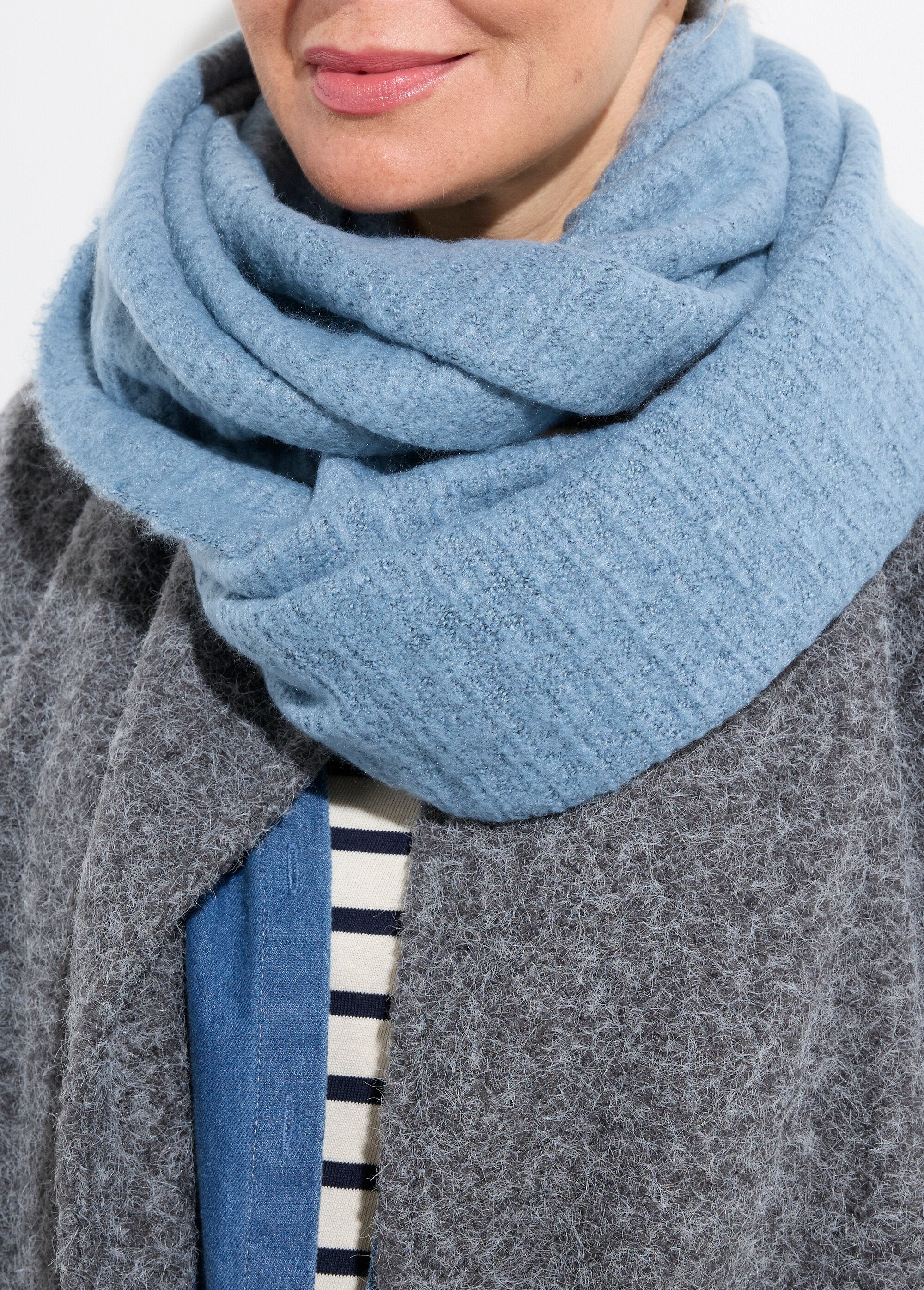 Collana_snood_in_maglia_scintillante_Bleu_DE1_slim