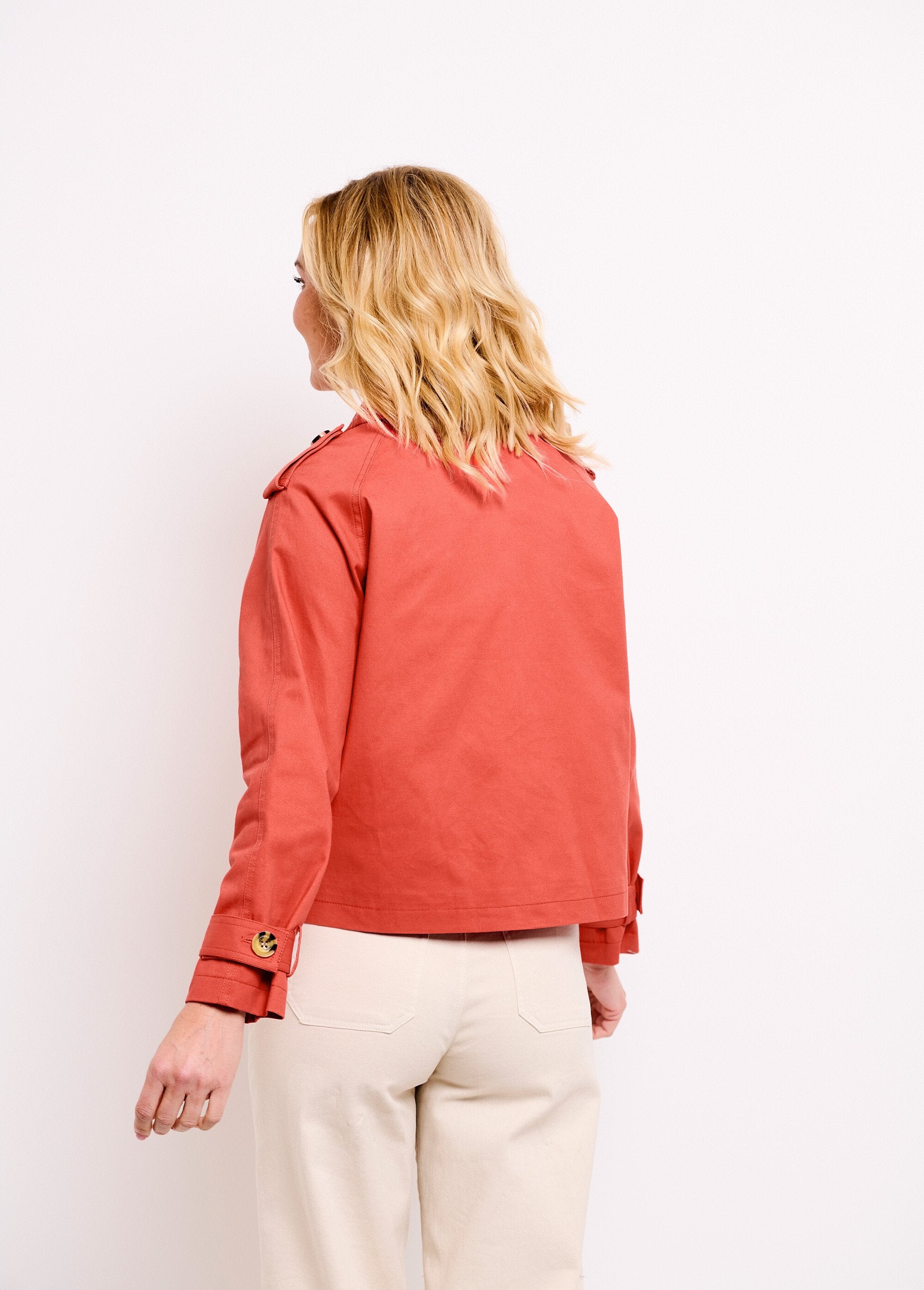 Trench_corto_doppiopetto_in_cotone_Terracotta_DO1_slim