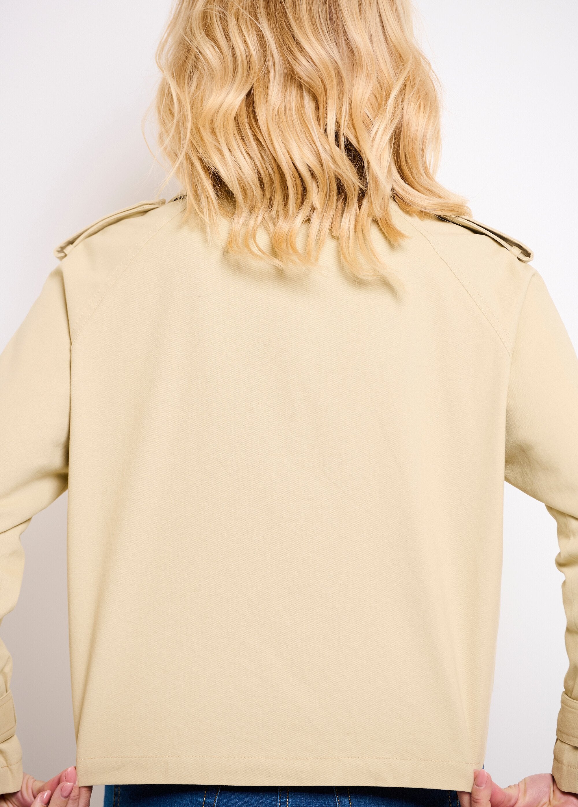 Trench_corto_doppiopetto_in_cotone_Beige_DO2_slim