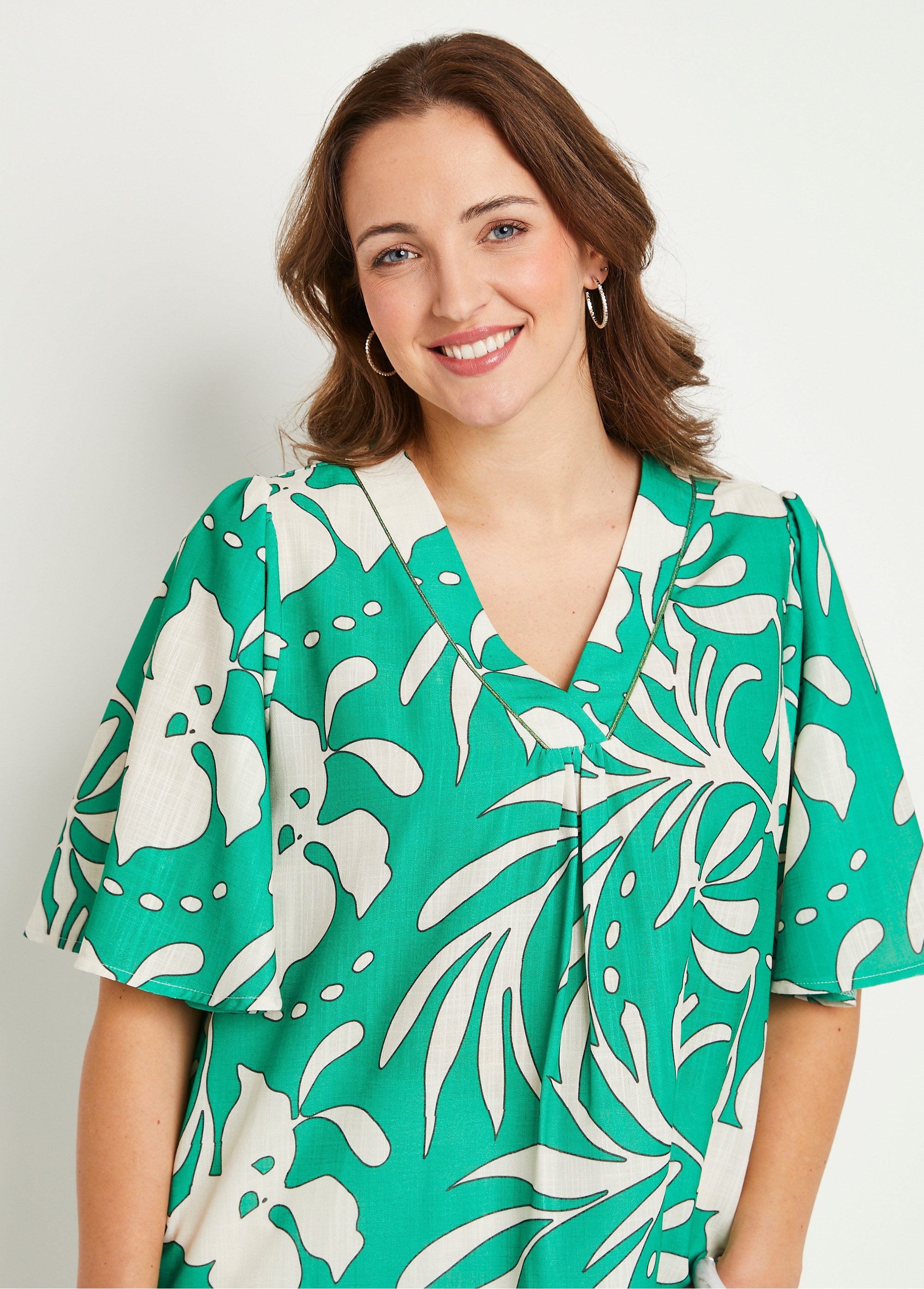 Tunica_lunga_e_sciolta_in_lino_Verde_ed_ecrù_DE1_curvy