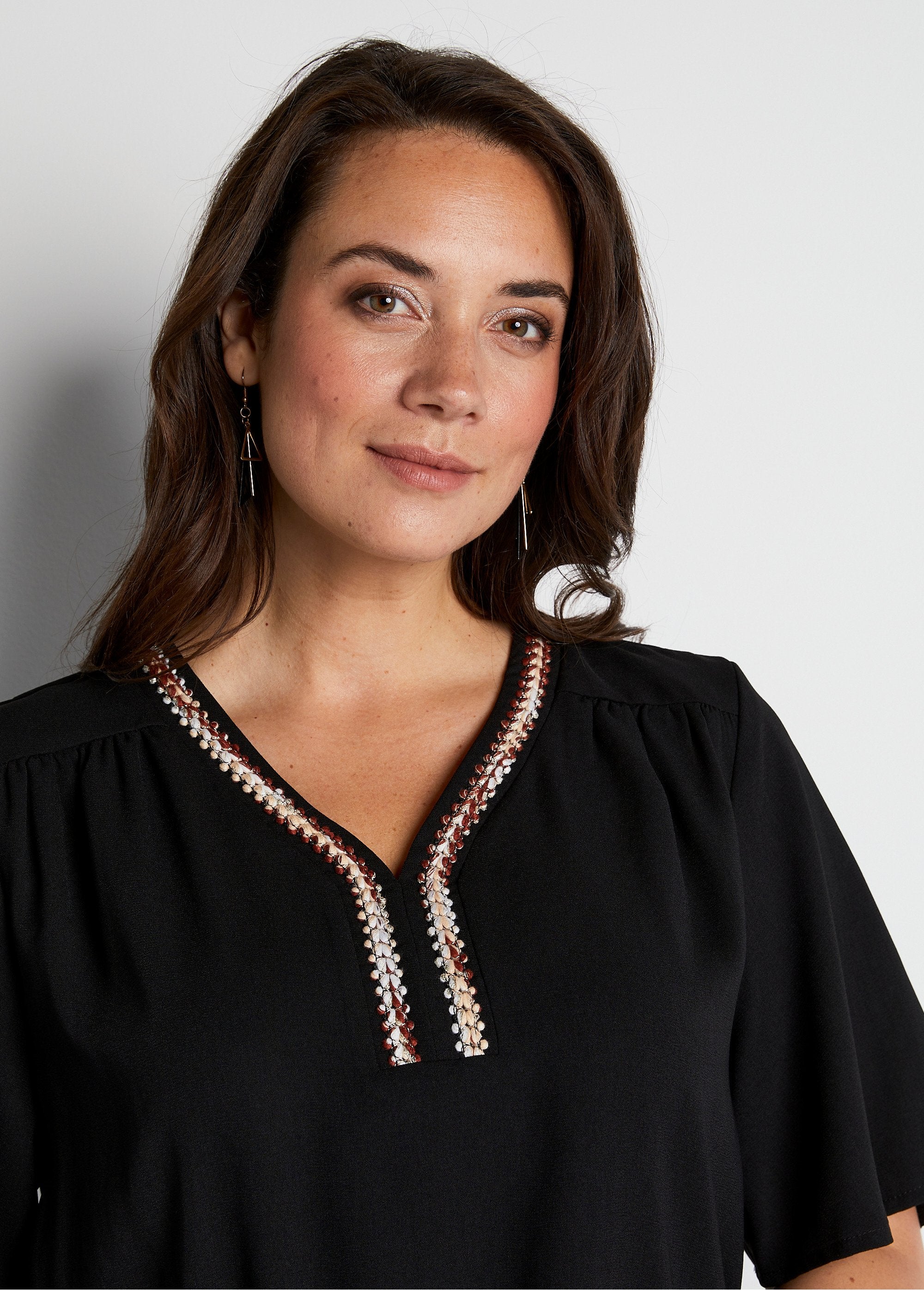 Tunica_aderente_di_media_lunghezza_con_maniche_a_farfalla_Noir_DE1_curvy