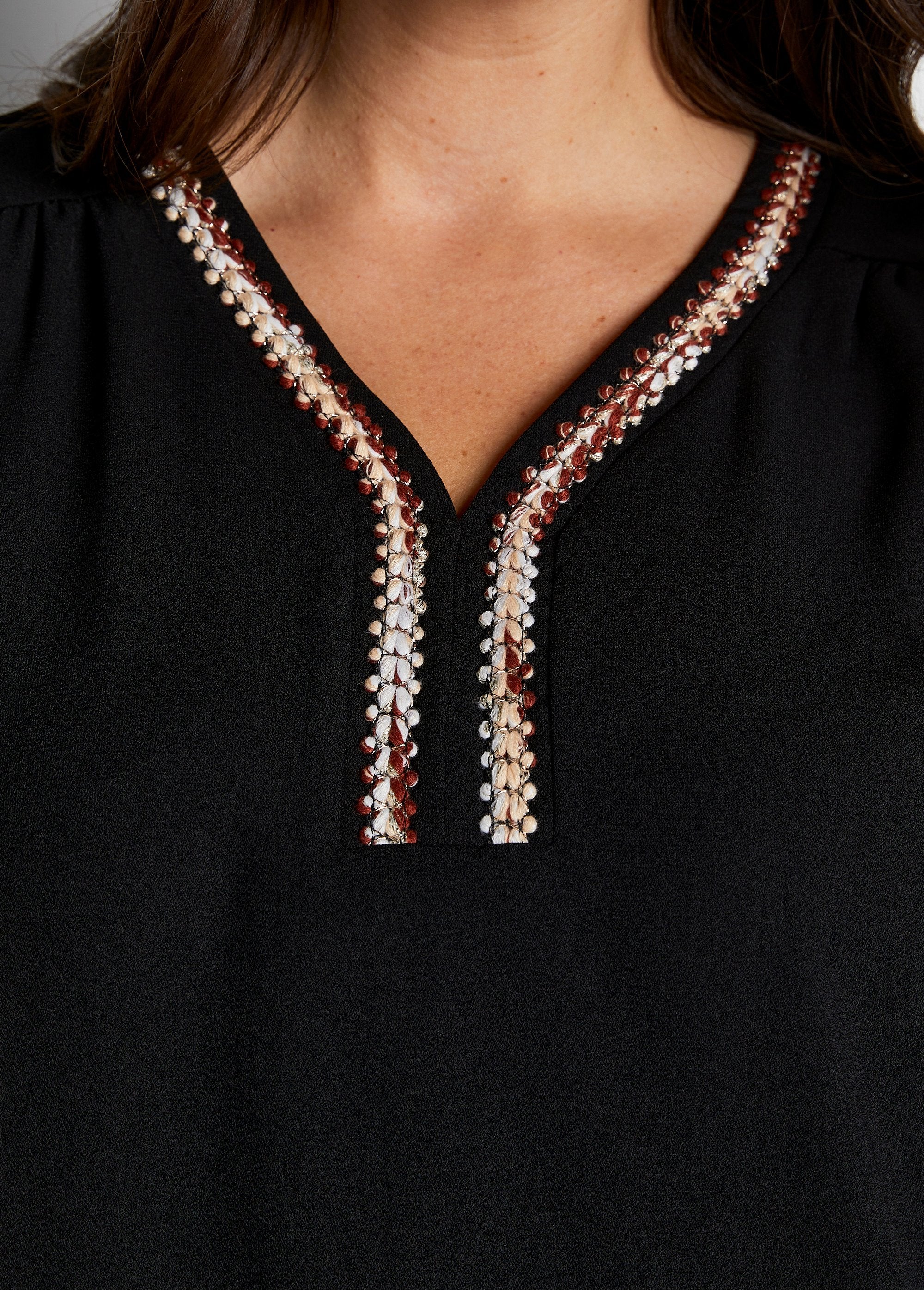 Tunica_aderente_di_media_lunghezza_con_maniche_a_farfalla_Noir_DE2_curvy