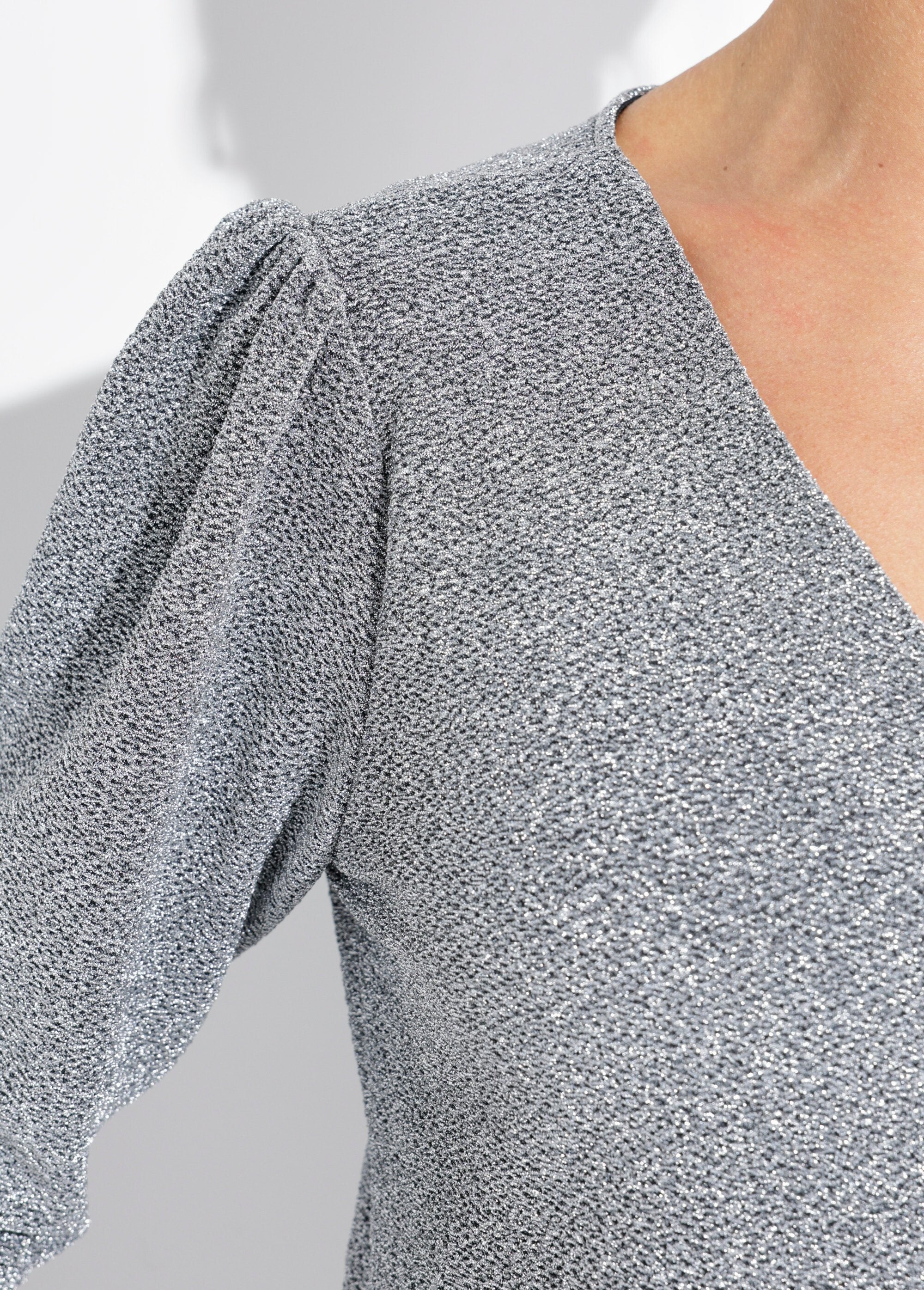 Tunica_chic_in_maglia_metallizzata_con_scollo_a_V_Argent_DE2_slim