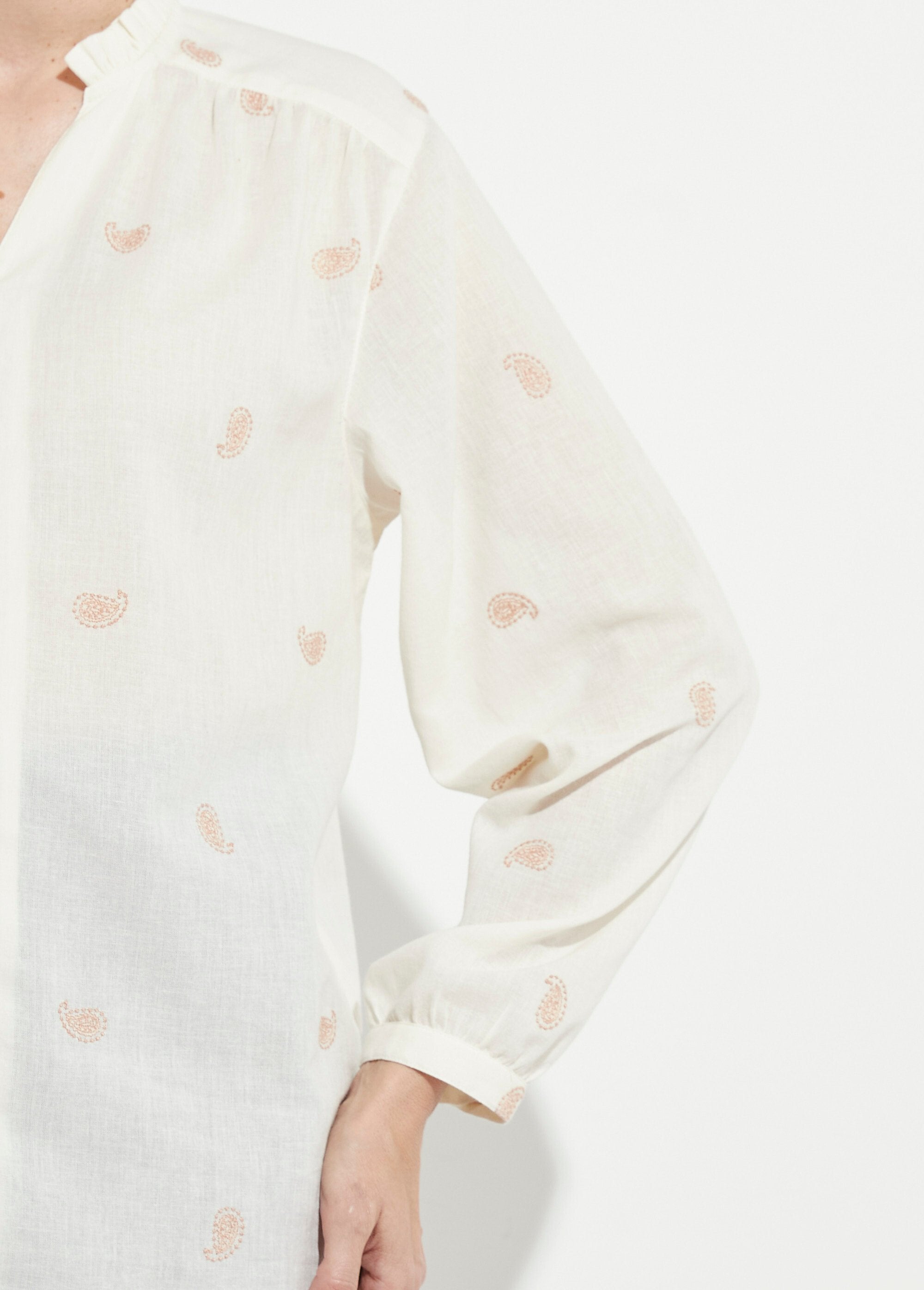 Tunica_con_collo_a_balze_in_garza_di_cotone_ricamata_Ecru_et_beige_DE3_slim