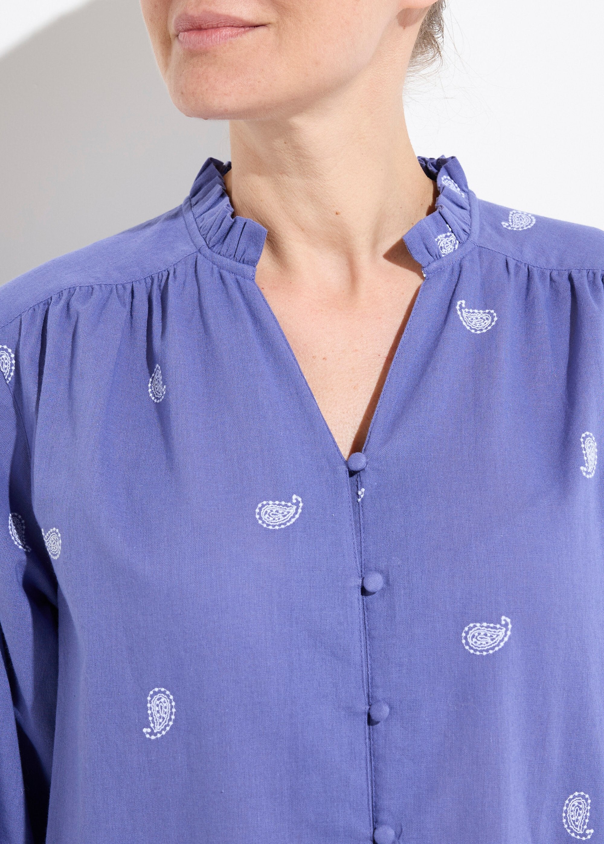 Tunica_con_collo_a_balze_in_garza_di_cotone_ricamata_Bleu_et_blanc_DE1_slim