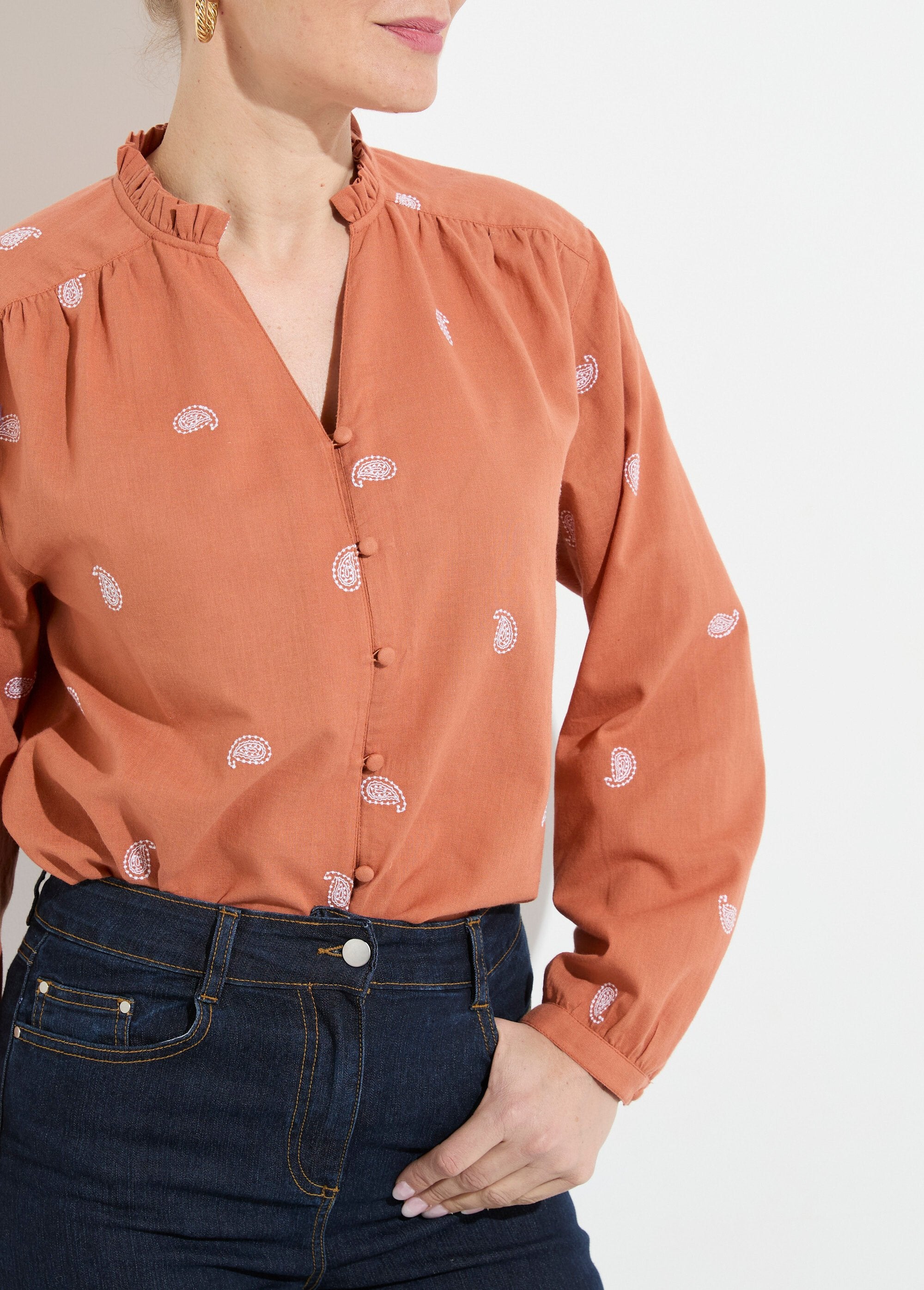 Tunica_con_collo_a_balze_in_garza_di_cotone_ricamata_Caramel_et_blanc_DE1_slim