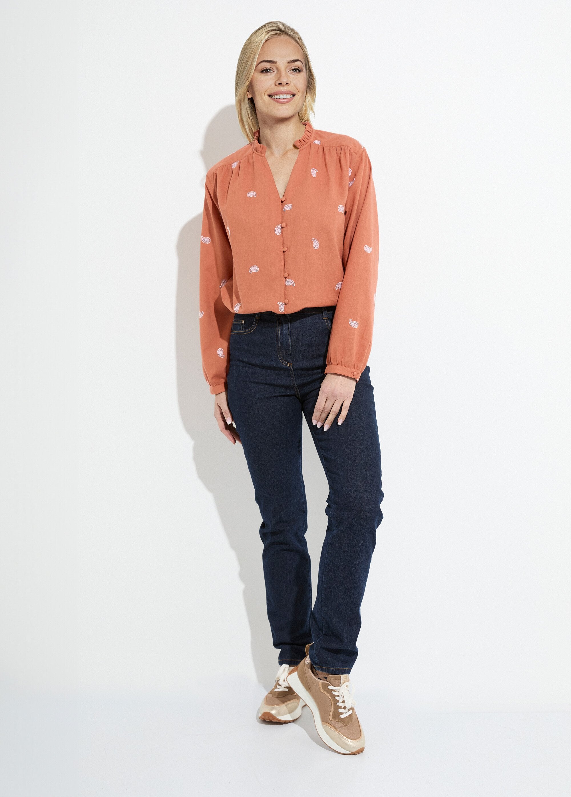 Tunica_con_collo_a_balze_in_garza_di_cotone_ricamata_Caramel_et_blanc_SF1_slim