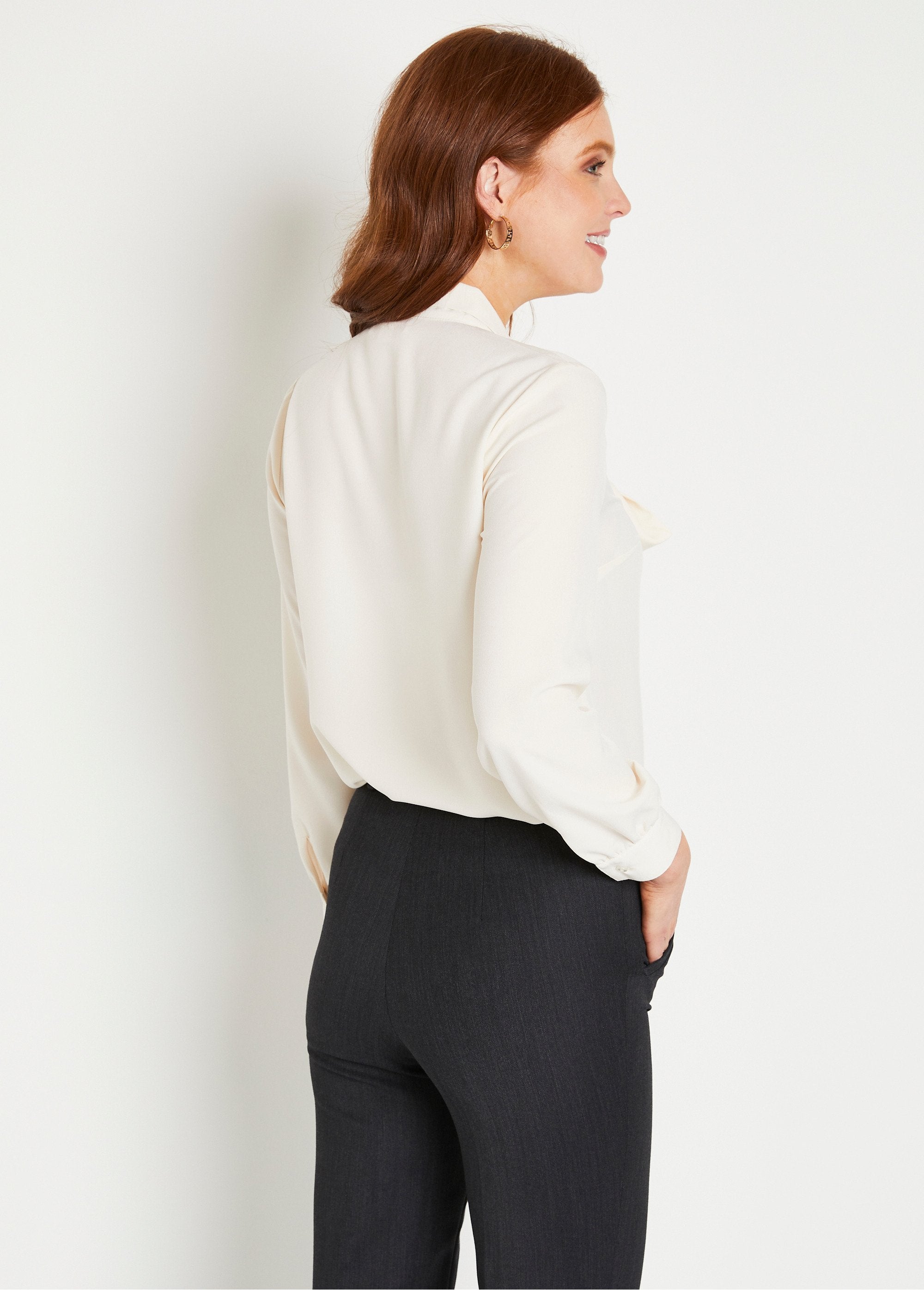 Tunica_fluida_con_colletto_lavallière,_tinta_unita_o_a_pois_Ecru_DO1_slim