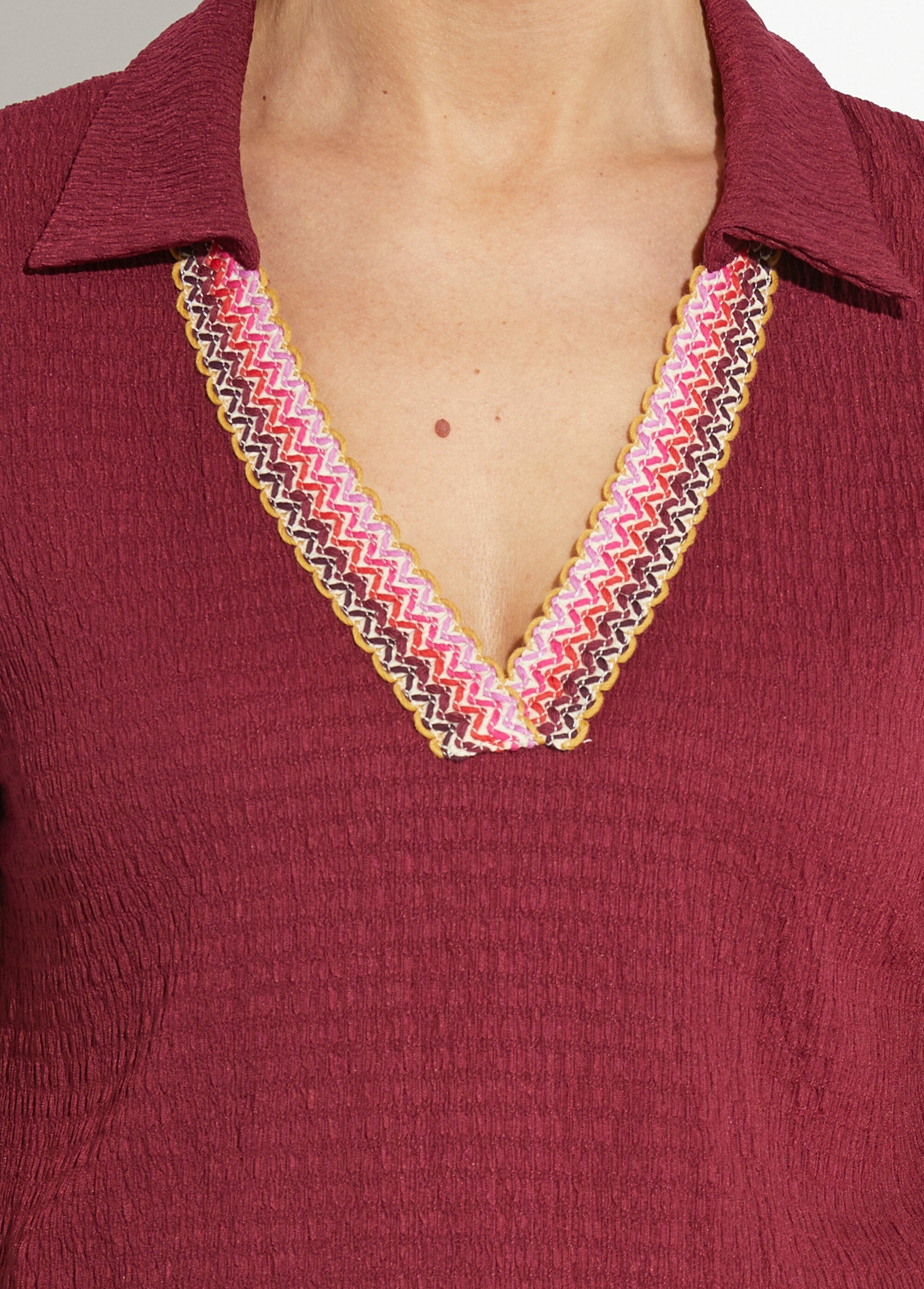 Tunica_con_scollo_a_V_in_rilievo_Bordeaux_DE1_slim