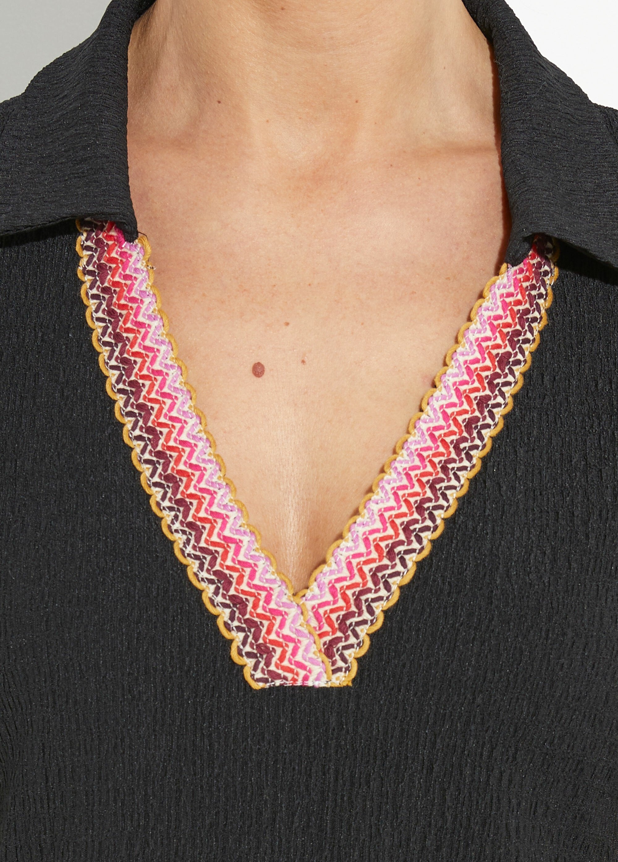 Tunica_con_scollo_a_V_in_rilievo_Noir_DE1_slim