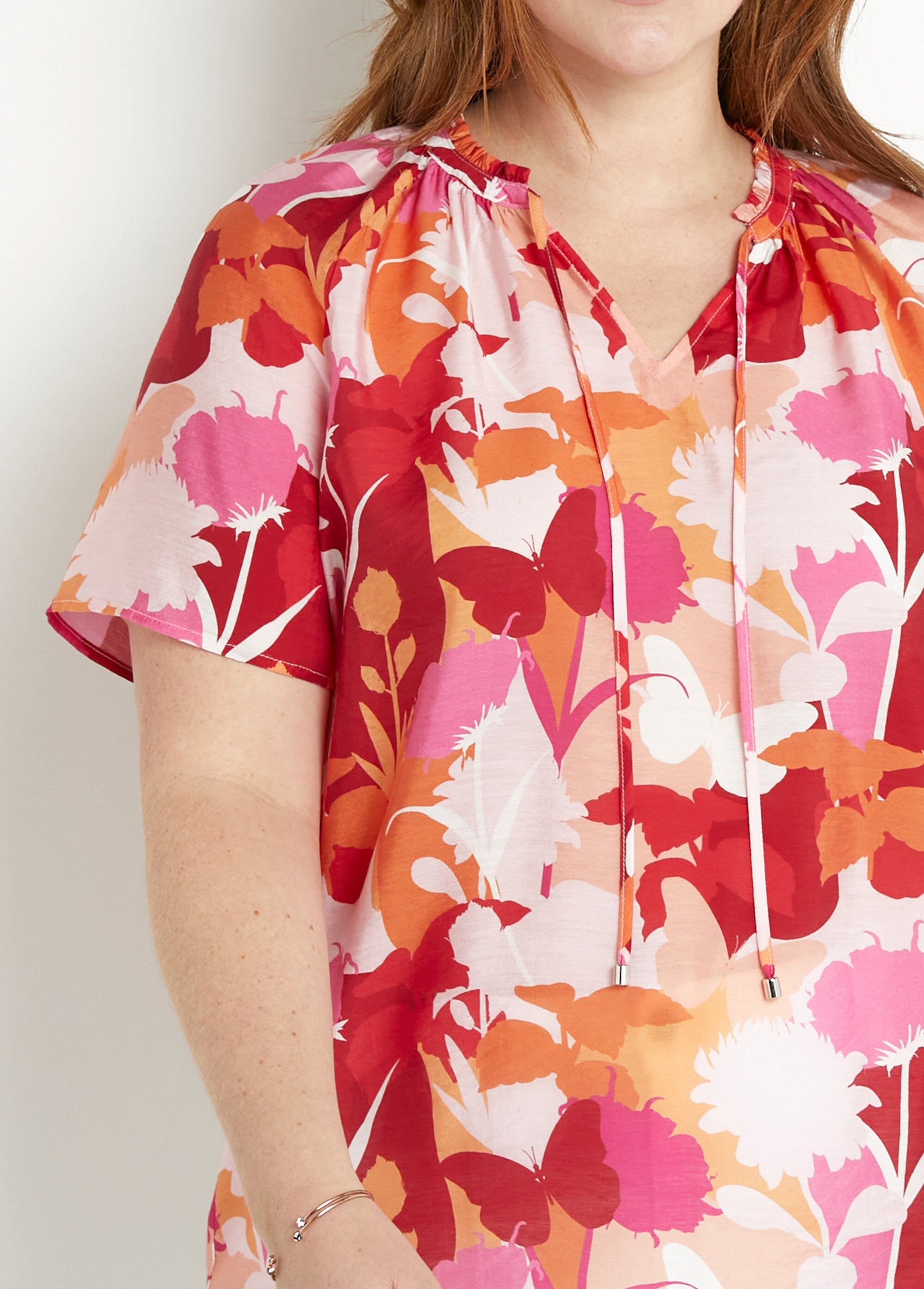 Tunica_lunga_in_voile_floreale_con_scollo_a_V_arricciato_Rose_et_rouge_DE1_curvy