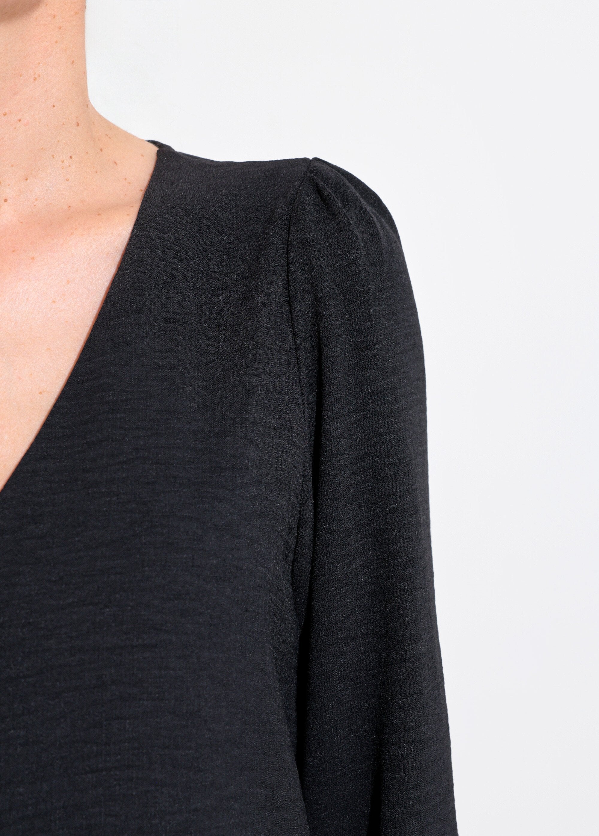 Tunica_con_scollo_a_V_e_bottoni_in_rilievo_Noir_DE2_slim