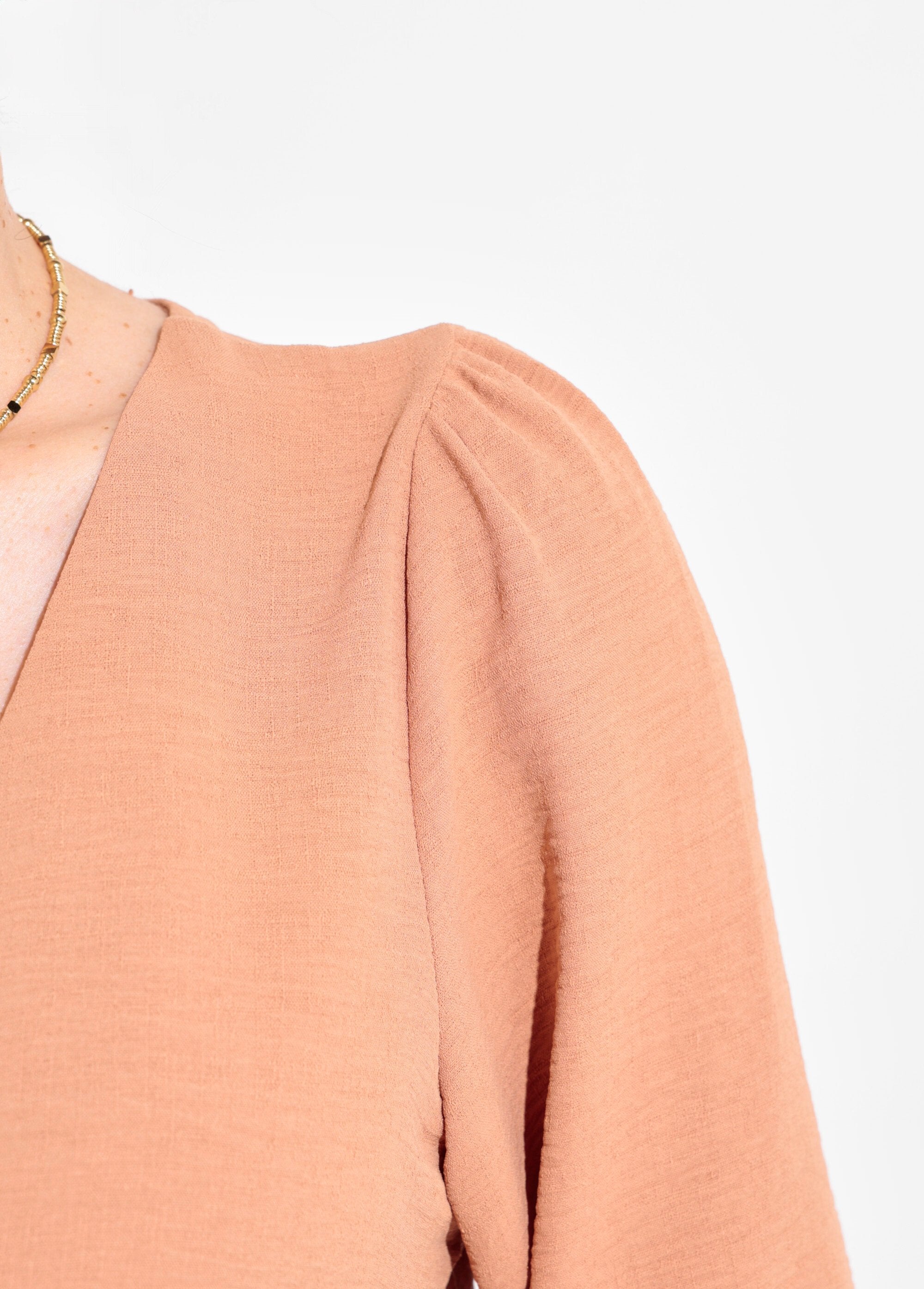 Tunica_con_scollo_a_V_e_bottoni_in_rilievo_Camel_DE2_slim