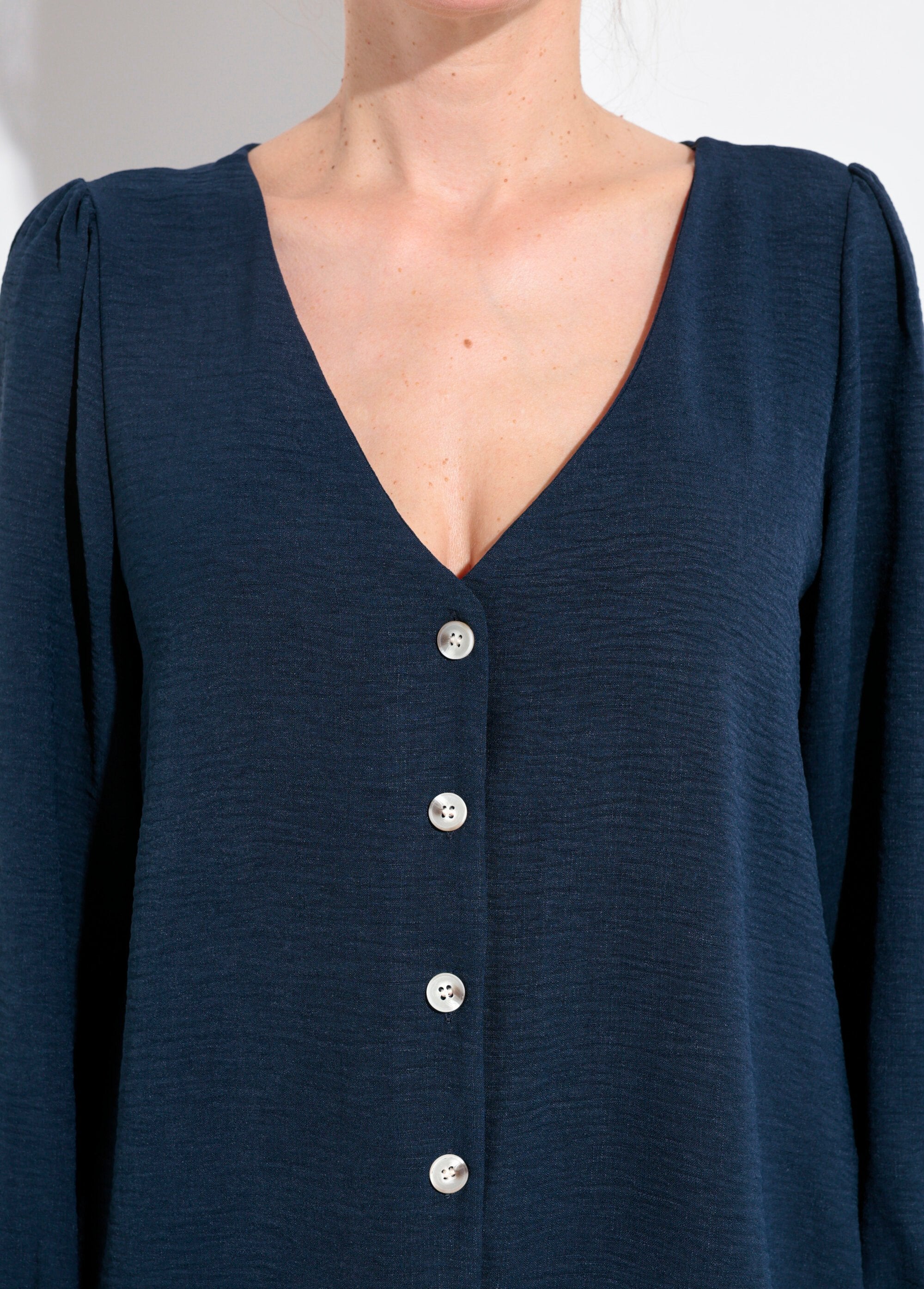Tunica_con_scollo_a_V_e_bottoni_in_rilievo_Marine_DE1_slim