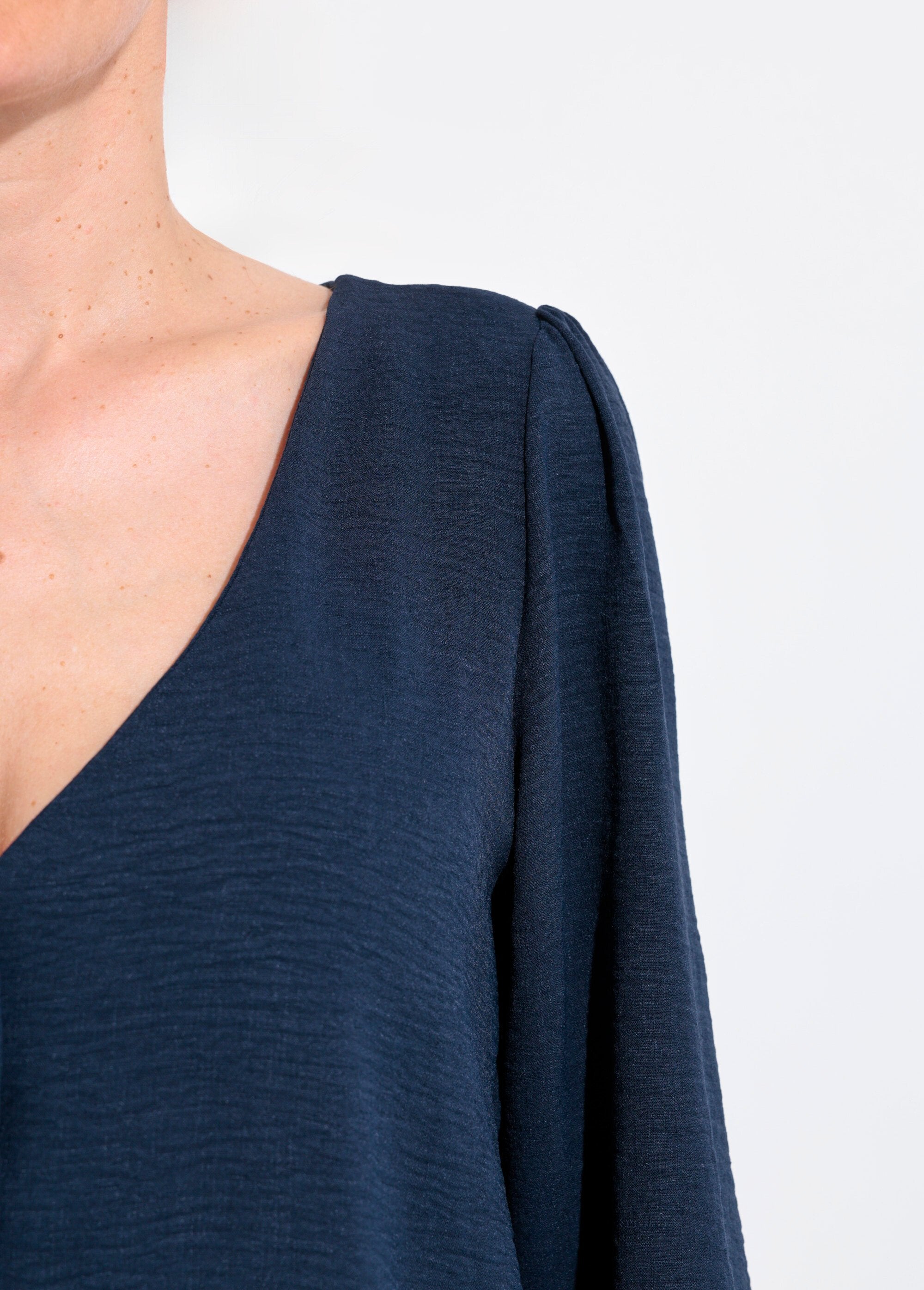 Tunica_con_scollo_a_V_e_bottoni_in_rilievo_Marine_DE2_slim