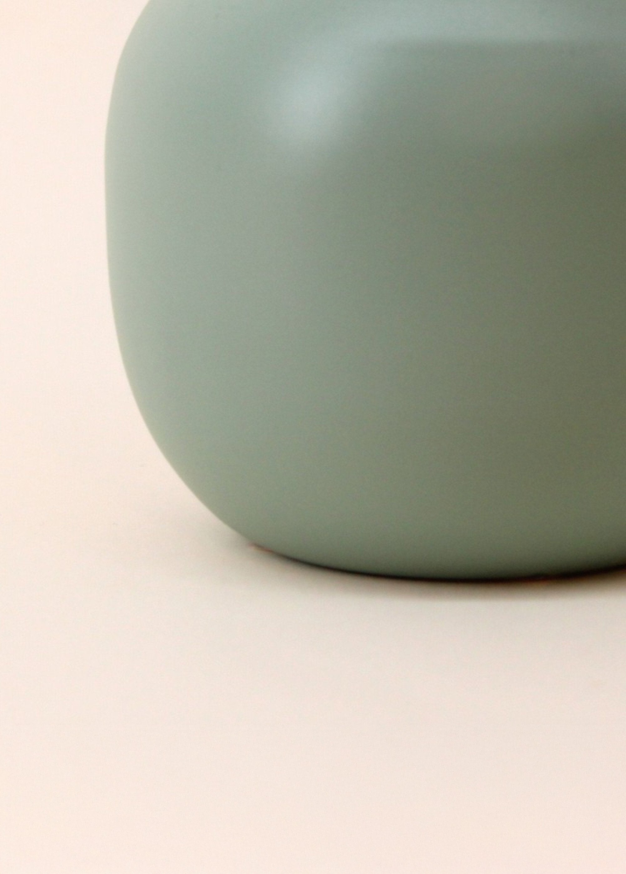 Vaso_in_metallo_con_collo_lungo_e_stretto_Vert_DE2_slim