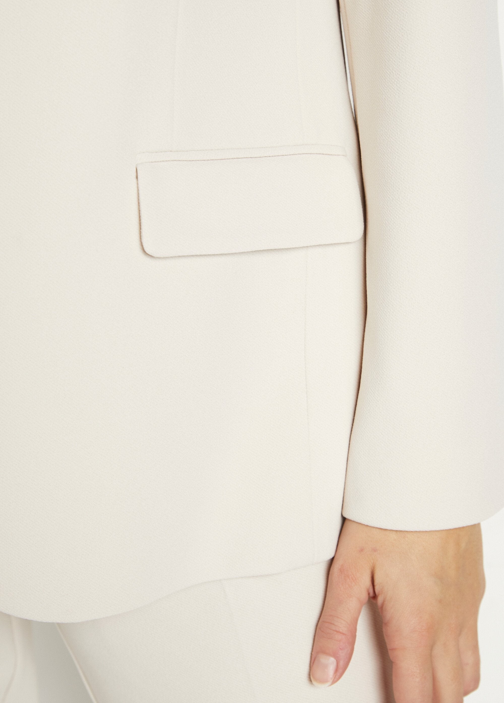 Blazer_dal_taglio_dritto_in_maglia_liscia_Beige_DE2_slim