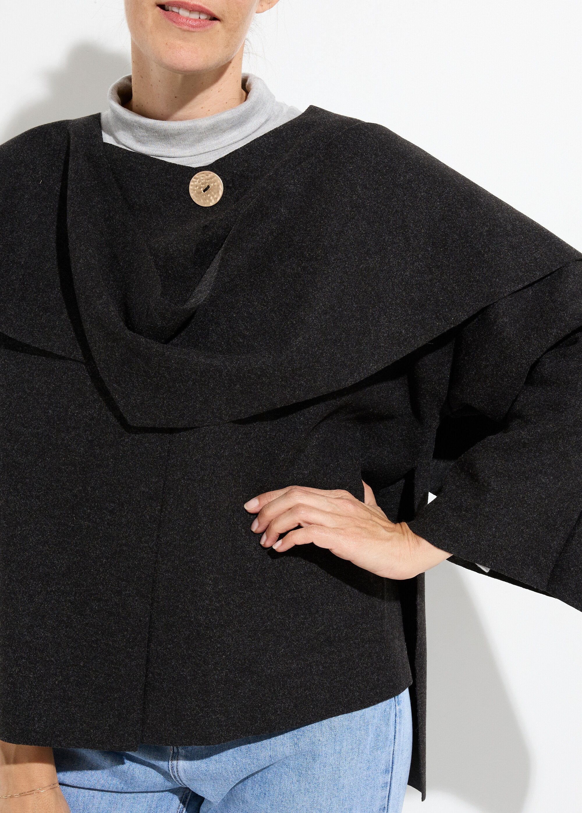 Giacca_e_sciarpa_con_bottoni_gioiello_in_metallo_Noir_DE1_slim