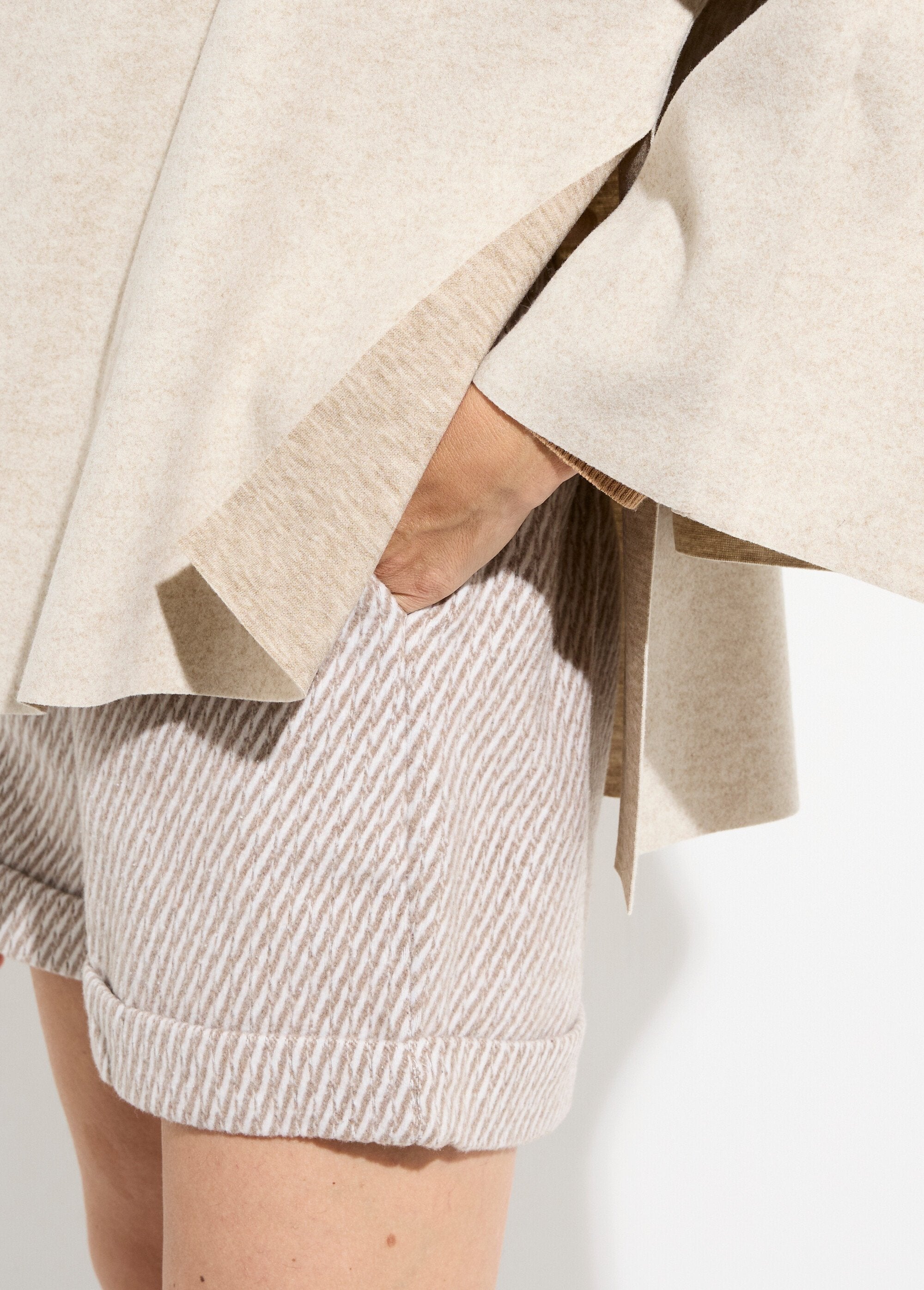 Giacca_e_sciarpa_con_bottoni_gioiello_in_metallo_Beige_DE2_slim