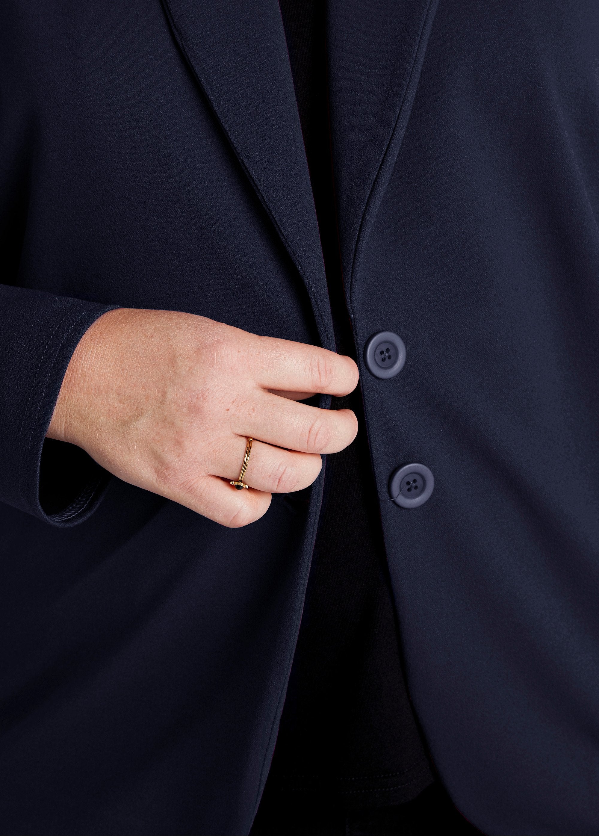 Giacca_con_collo_a_scialle_in_maglia_fluida_Marino_DE2_curvy