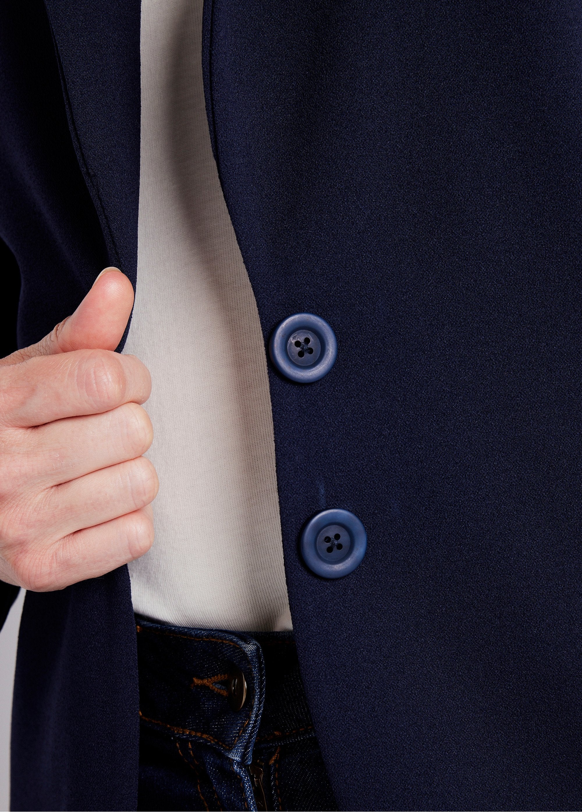 Giacca_con_collo_a_scialle_in_maglia_fluida_Marino_DE2_slim