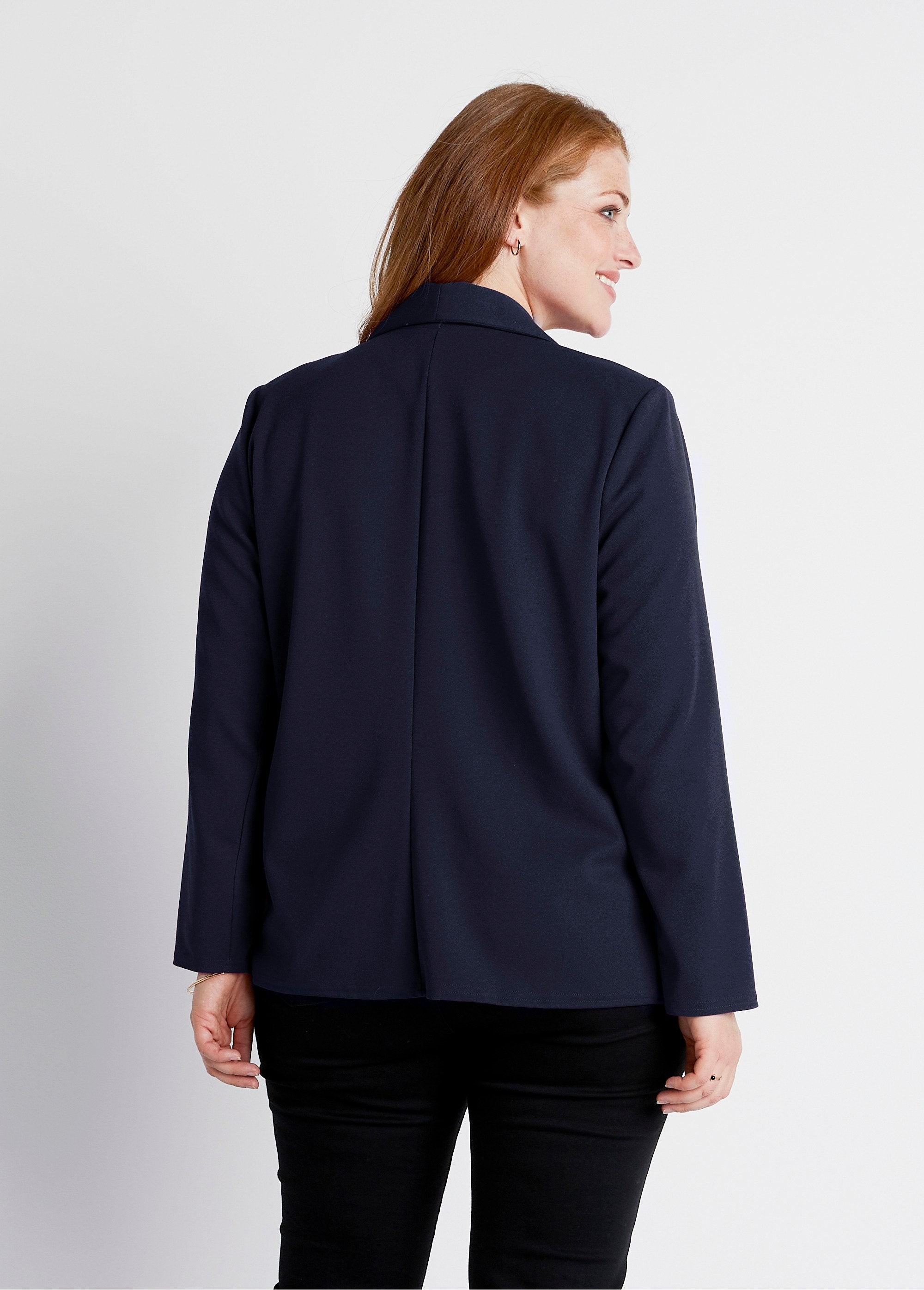 Giacca_con_collo_a_scialle_in_maglia_fluida_Marino_DO1_curvy