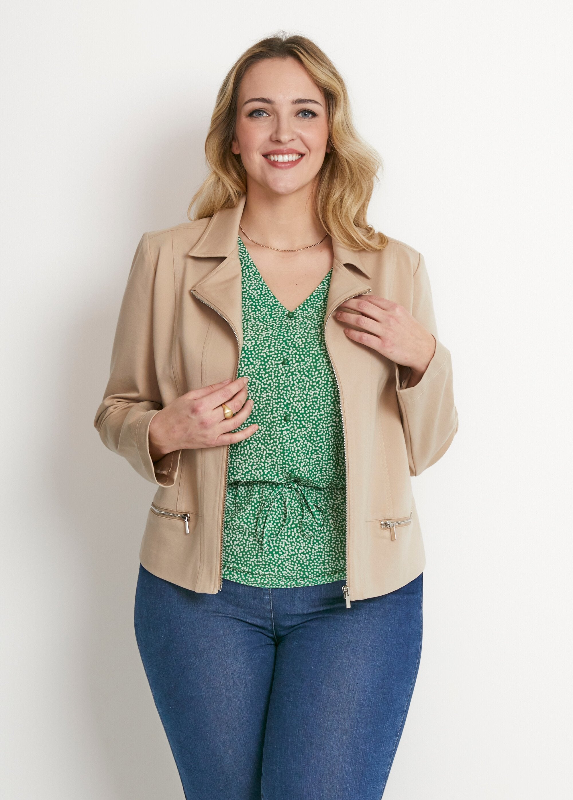 Giacca_corta_con_zip,_maglia_dritta_Sabbia_FA1_curvy