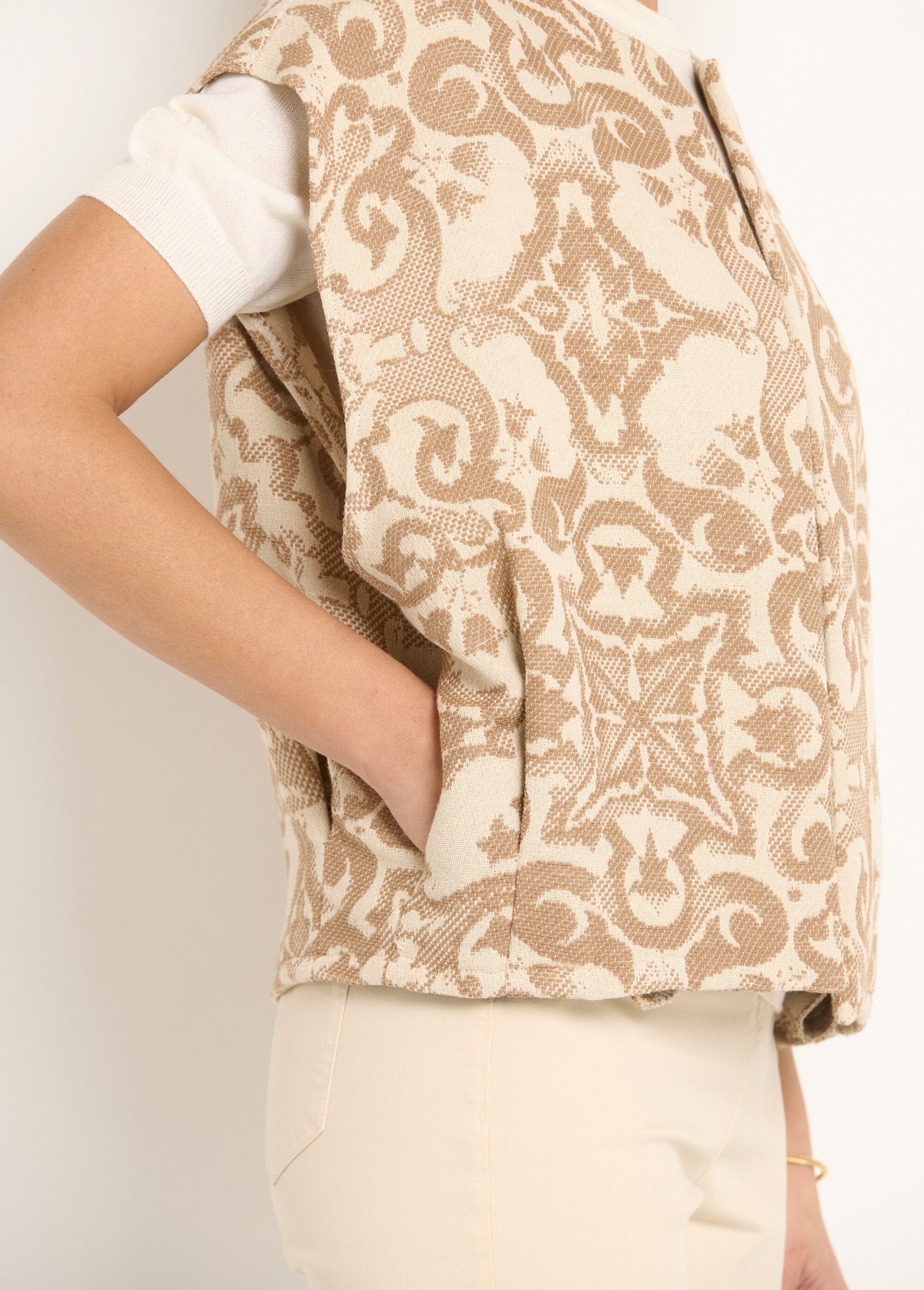 Giacca_senza_maniche_con_scollo_rotondo_in_jacquard_Beige_DE2_slim