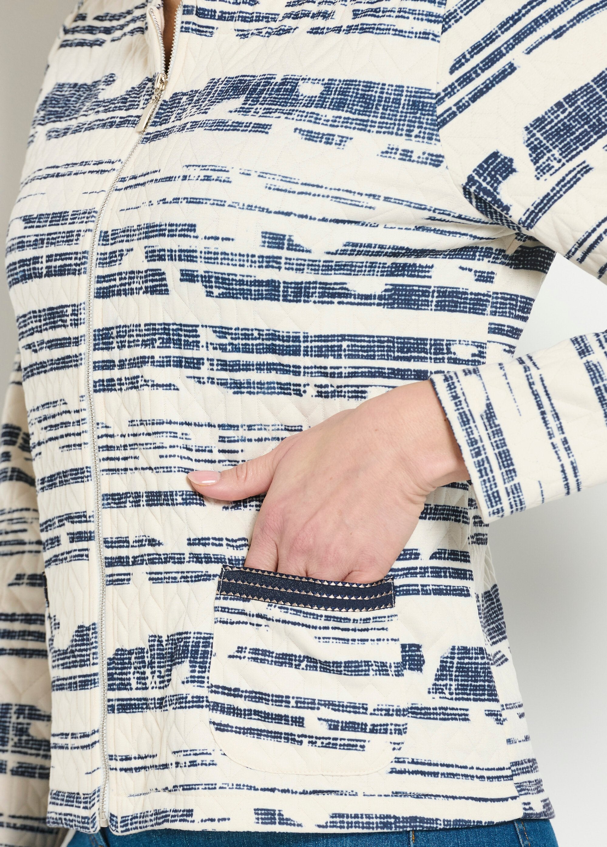 Giacca_senza_collo_con_zip_iridescente_Ecru_et_marine_DE2_slim