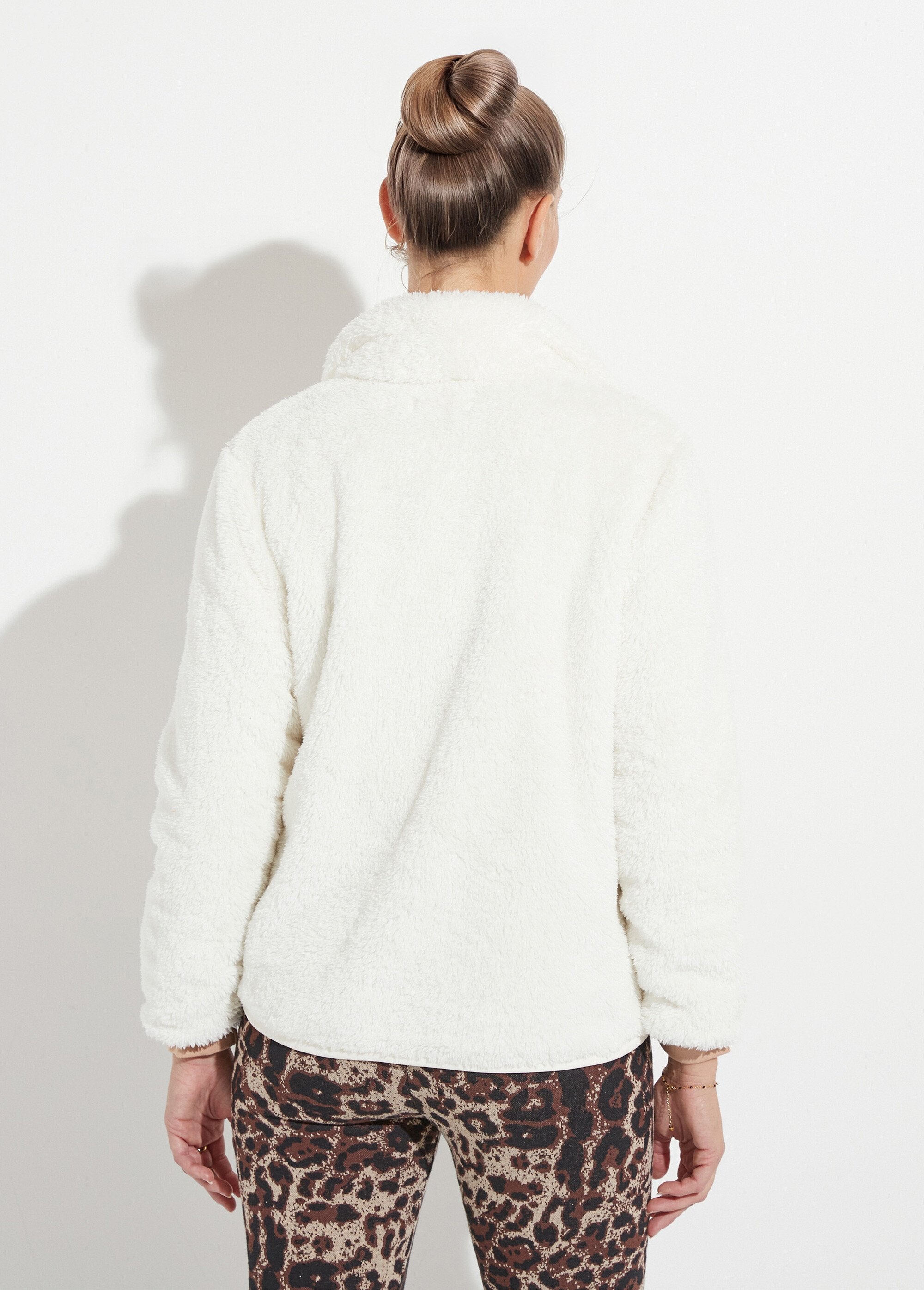 Giacca_in_pelliccia_sintetica_con_collo_alto_e_maniche_lunghe_Ecru_DO1_slim